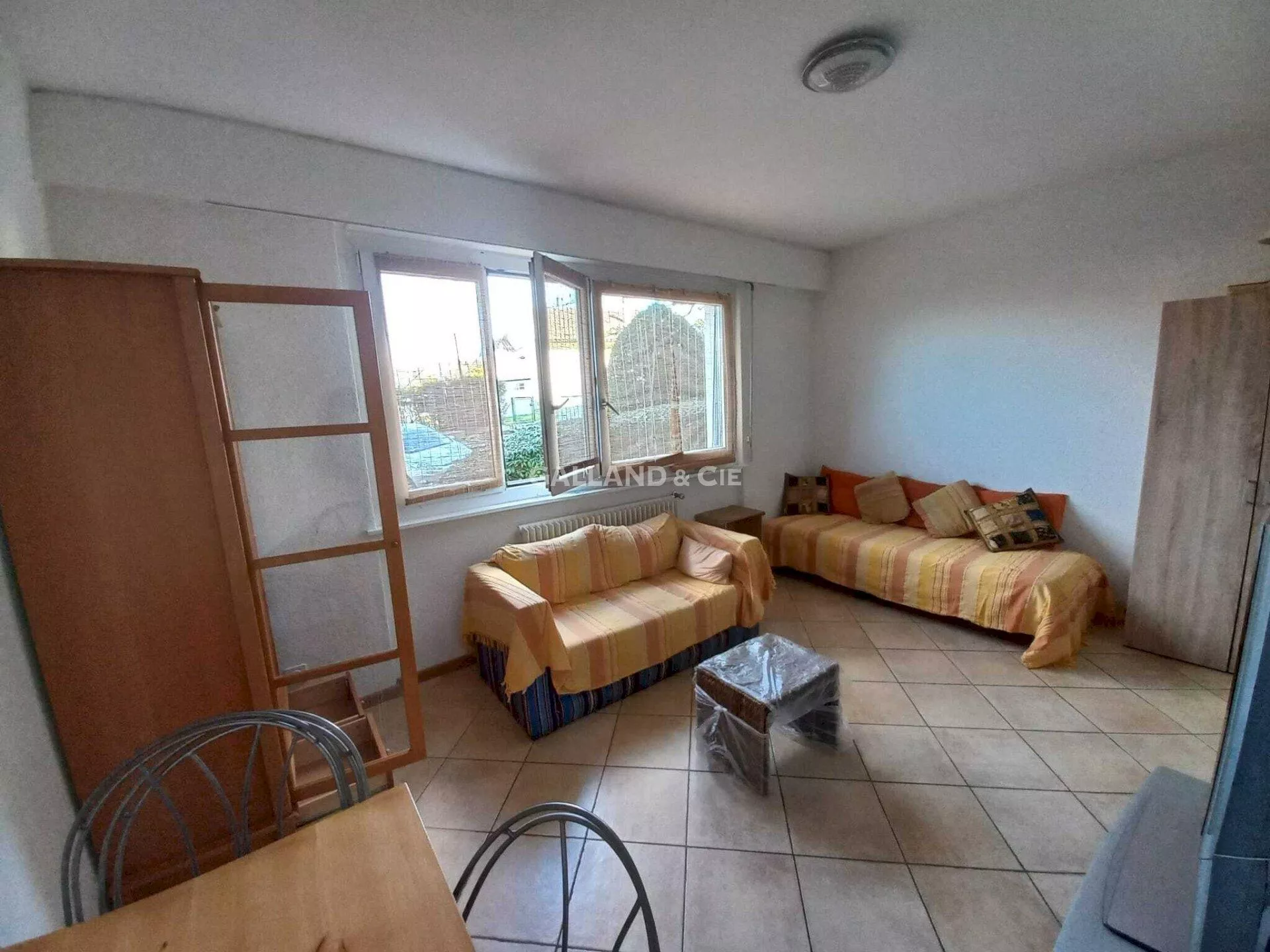 Studio meublé au rez supérieur. : Photo 1