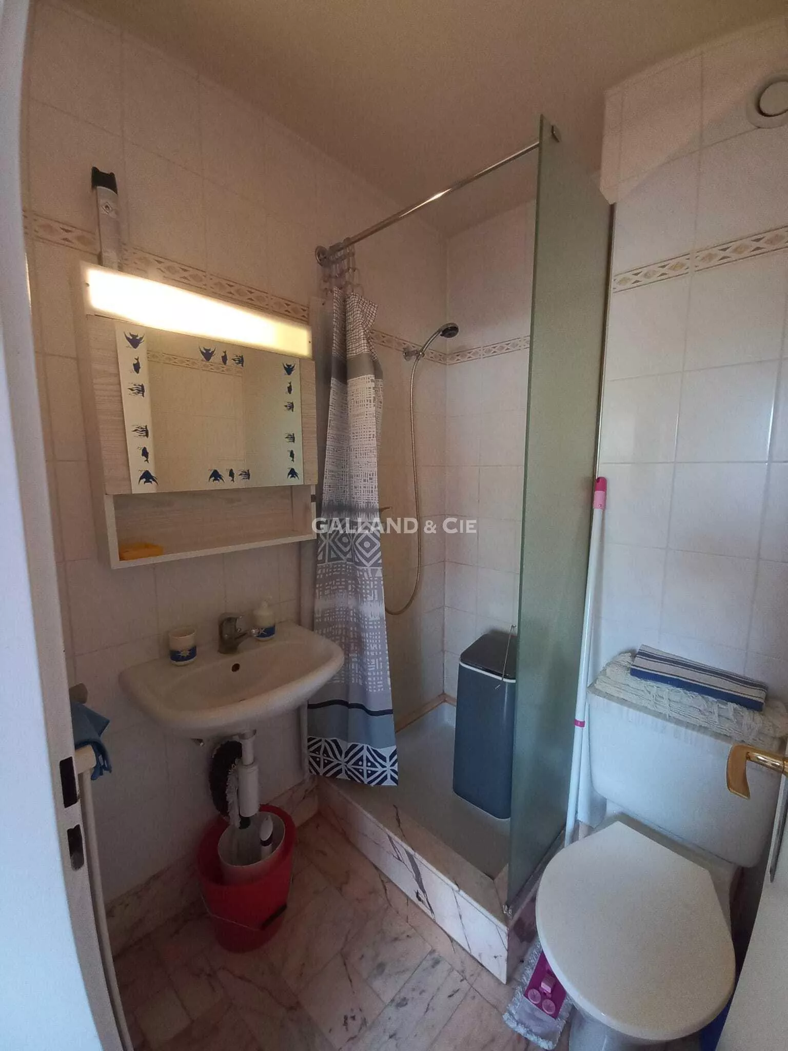 Studio meublé au rez supérieur. : Photo 2