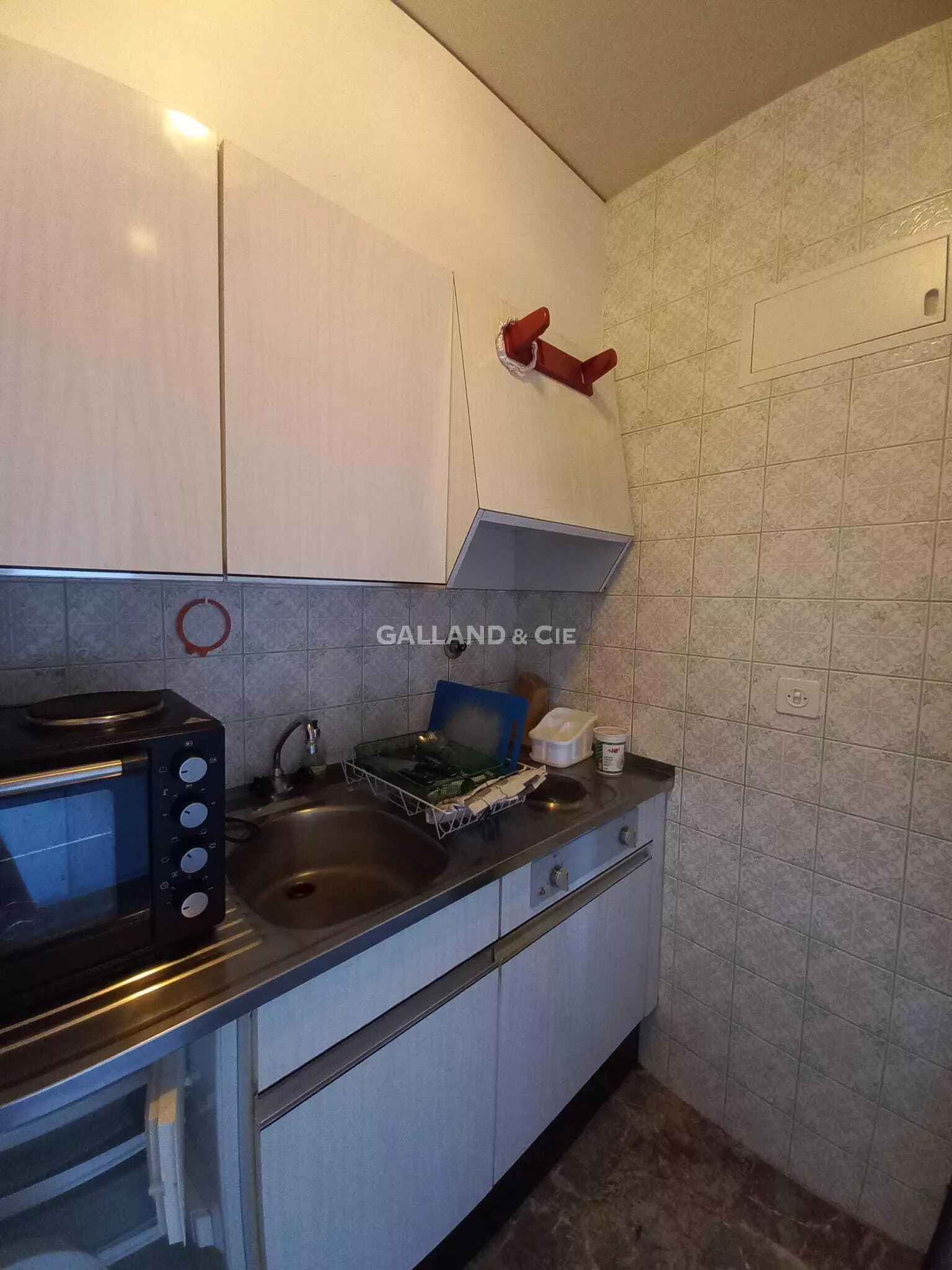 Studio meublé au rez supérieur. : Photo 3