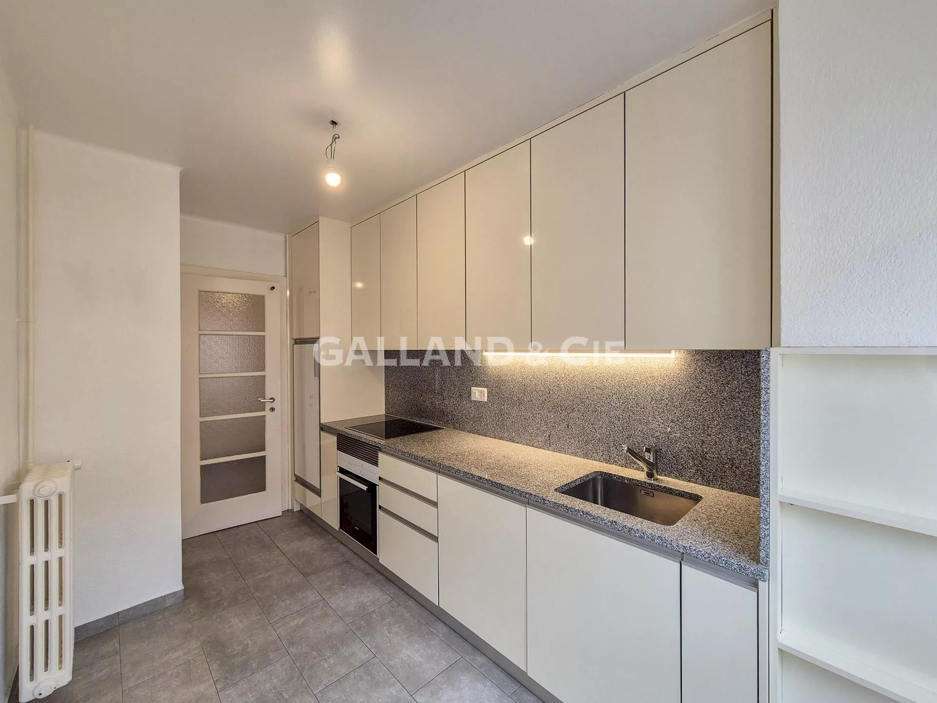 Appartement de 2 pièces au 2ème étage : Photo 1
