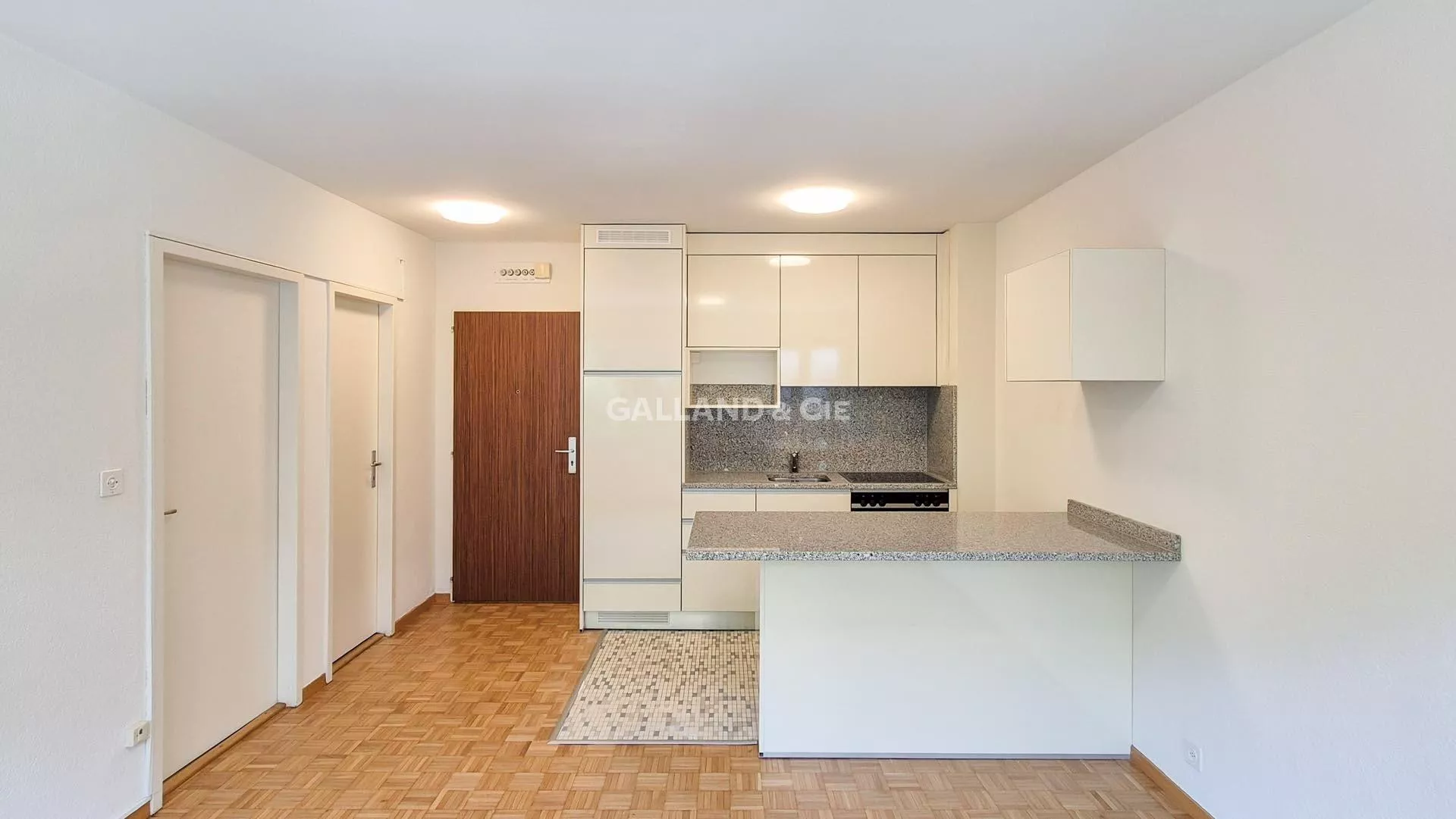 Appartement de 2 pièces au 2ème étage partiellement rénové : Photo 2