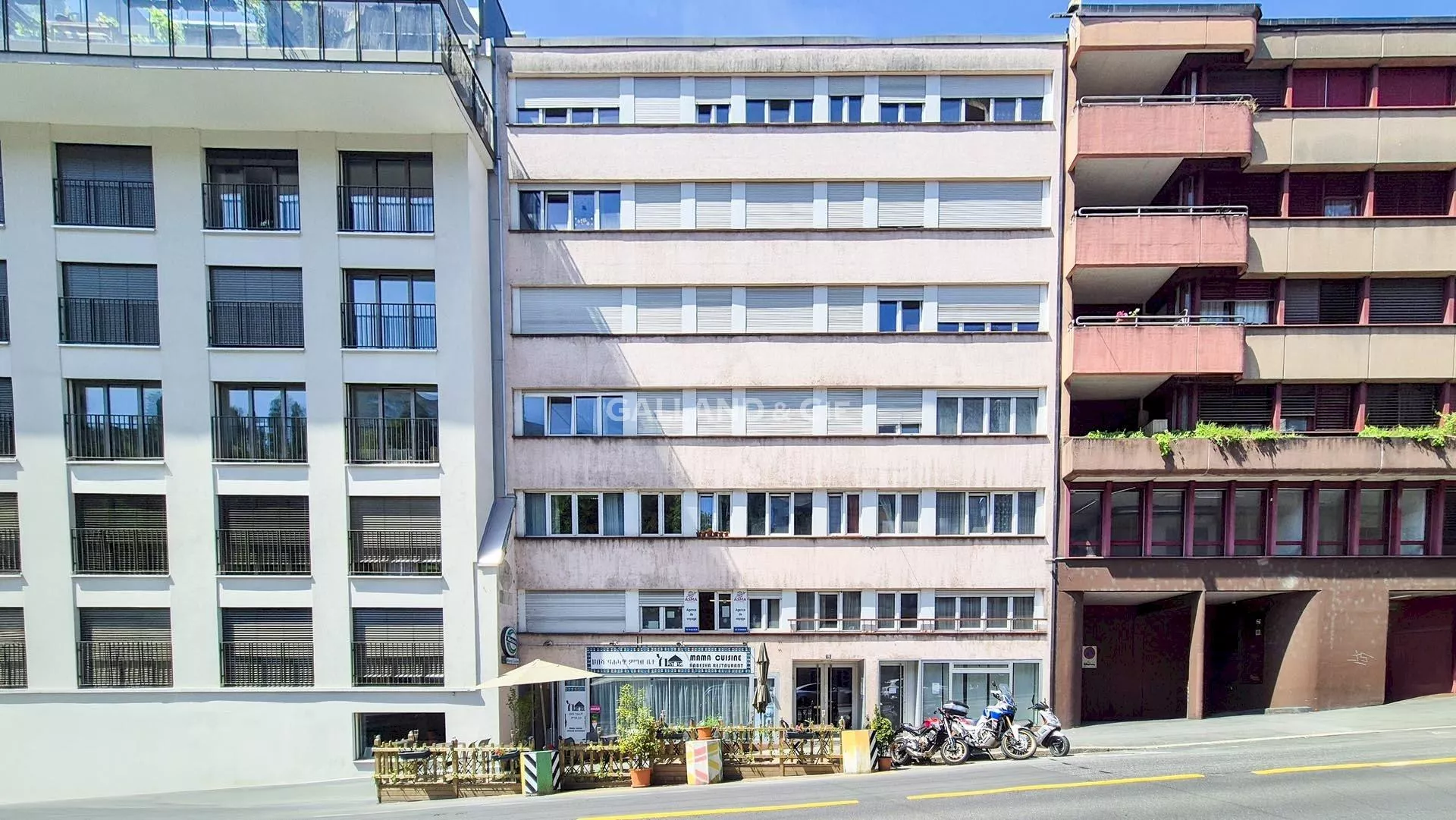 Appartement de 2 pièces au 4ème étage partiellement rénové : Photo 1