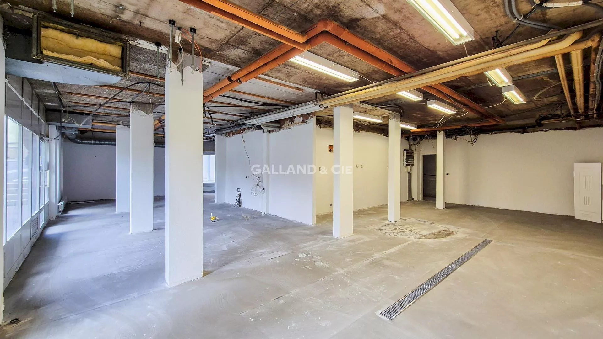 Surface commerciale au rez-de-chaussée de 150 m2 ! : Photo 2