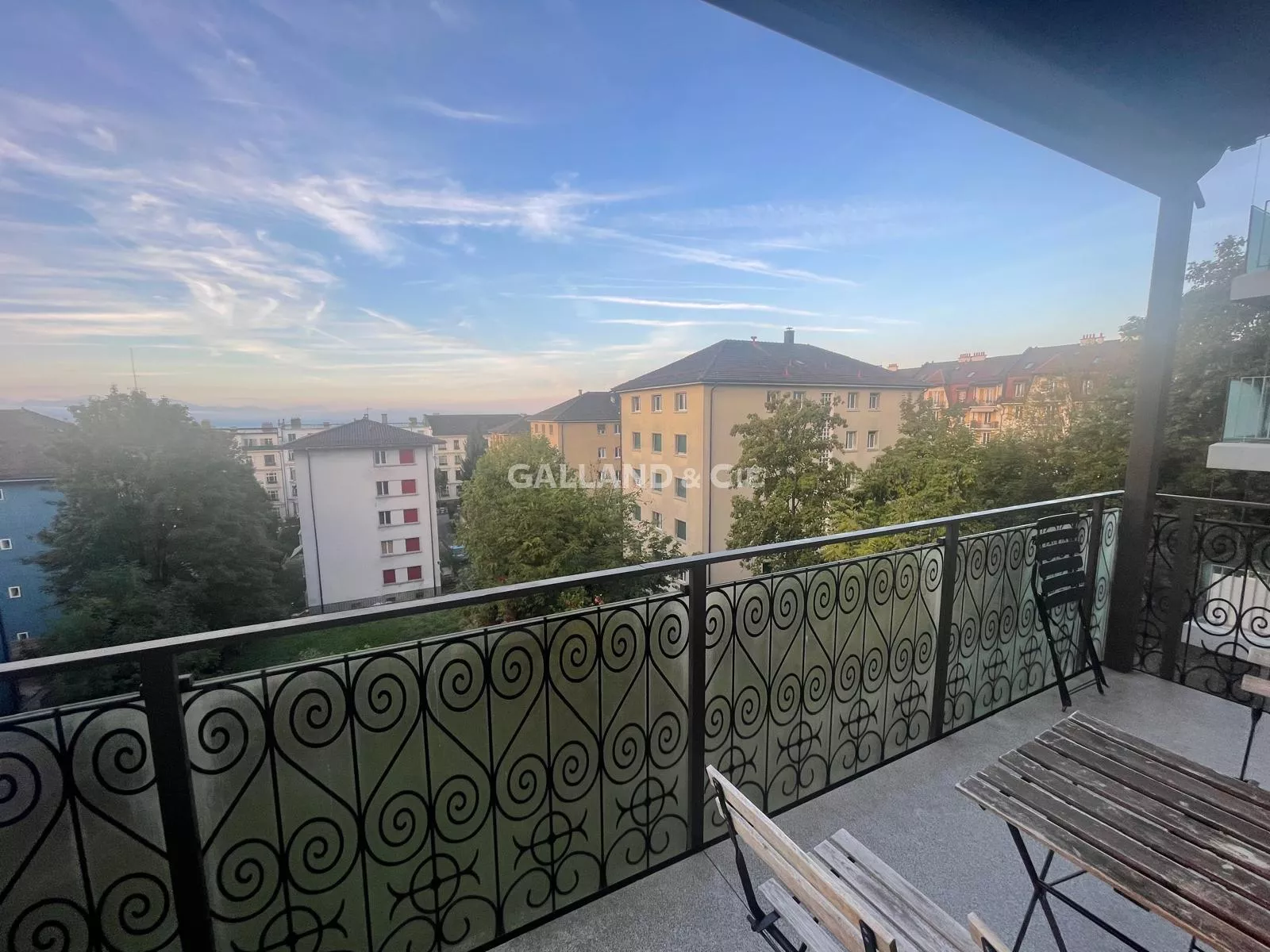 Appartement entièrement rénové de 3 pièces au 2ème étage : Photo 2