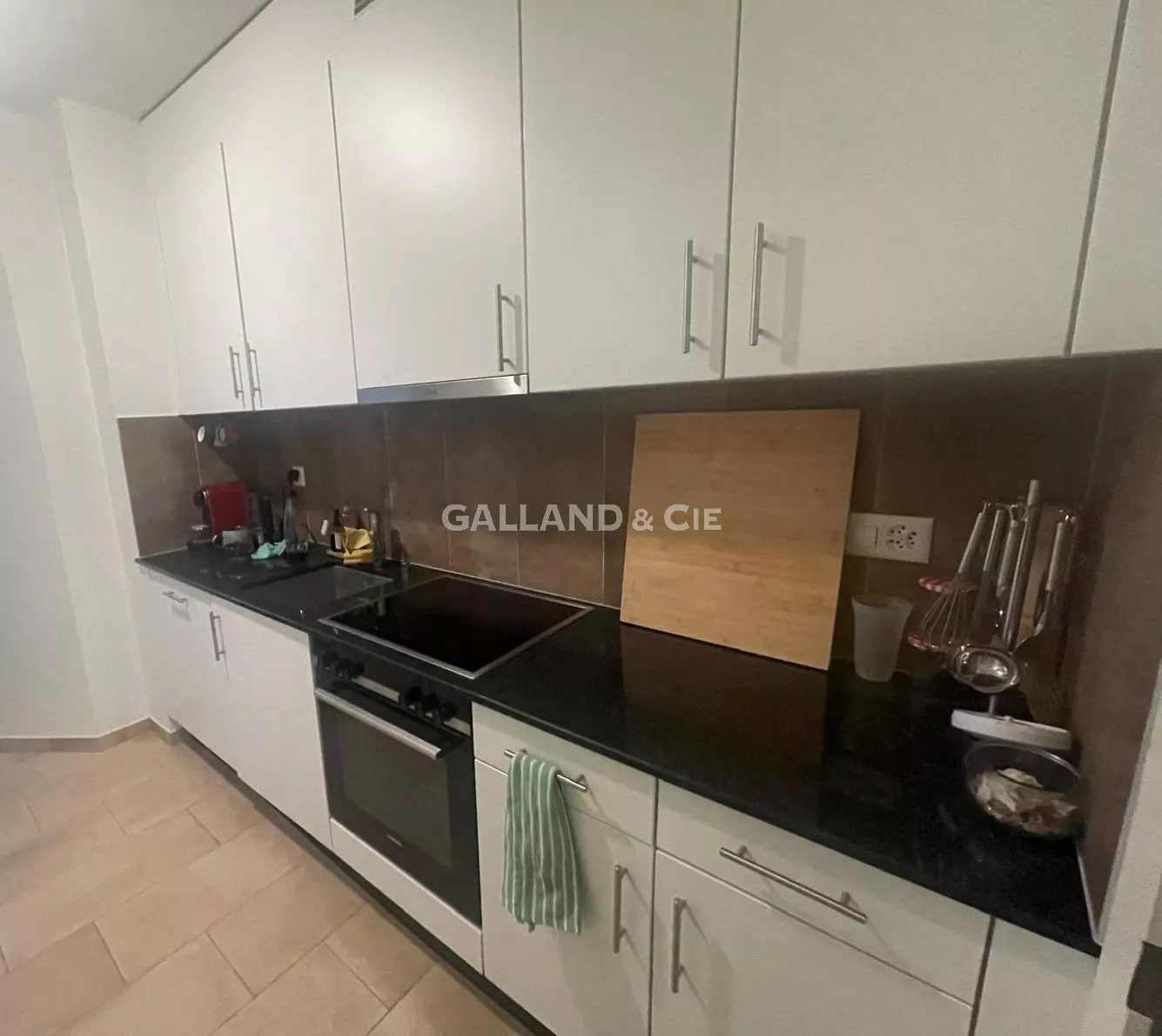 Appartement entièrement rénové de 3 pièces au 2ème étage : Photo 3