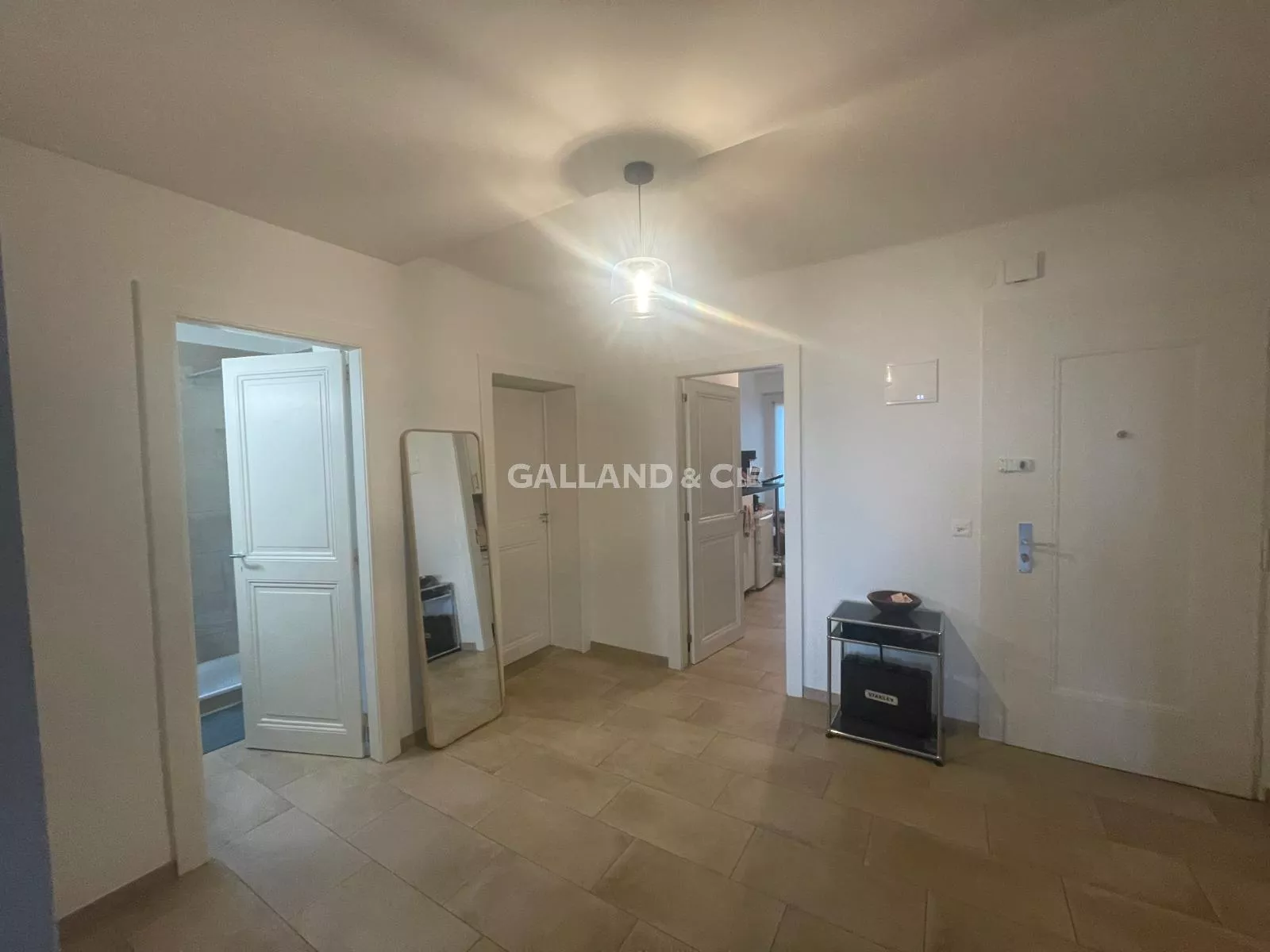 Appartement entièrement rénové de 3 pièces au 2ème étage : Photo 4