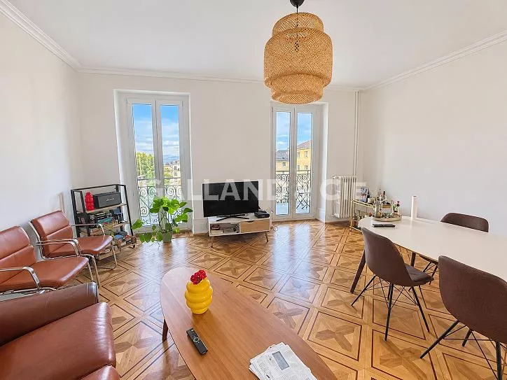 Appartement entièrement rénové de 3 pièces au 2ème étage : Photo 5
