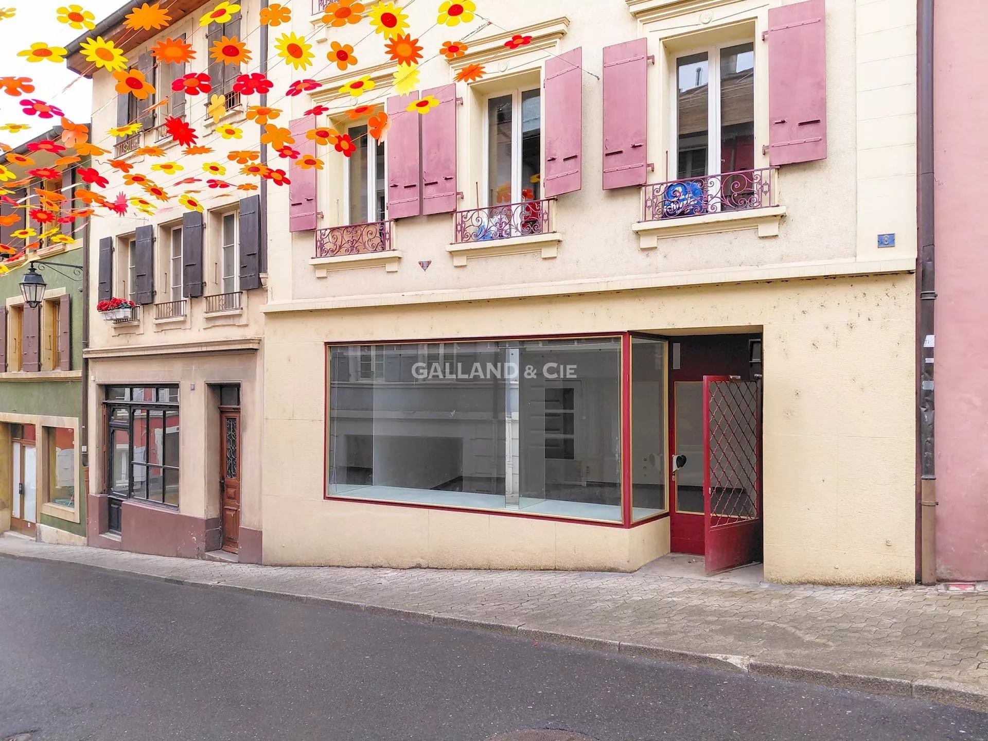 Commerce d'environ 77 m2 avec vitrine au coeur d'Orbe : Photo 1