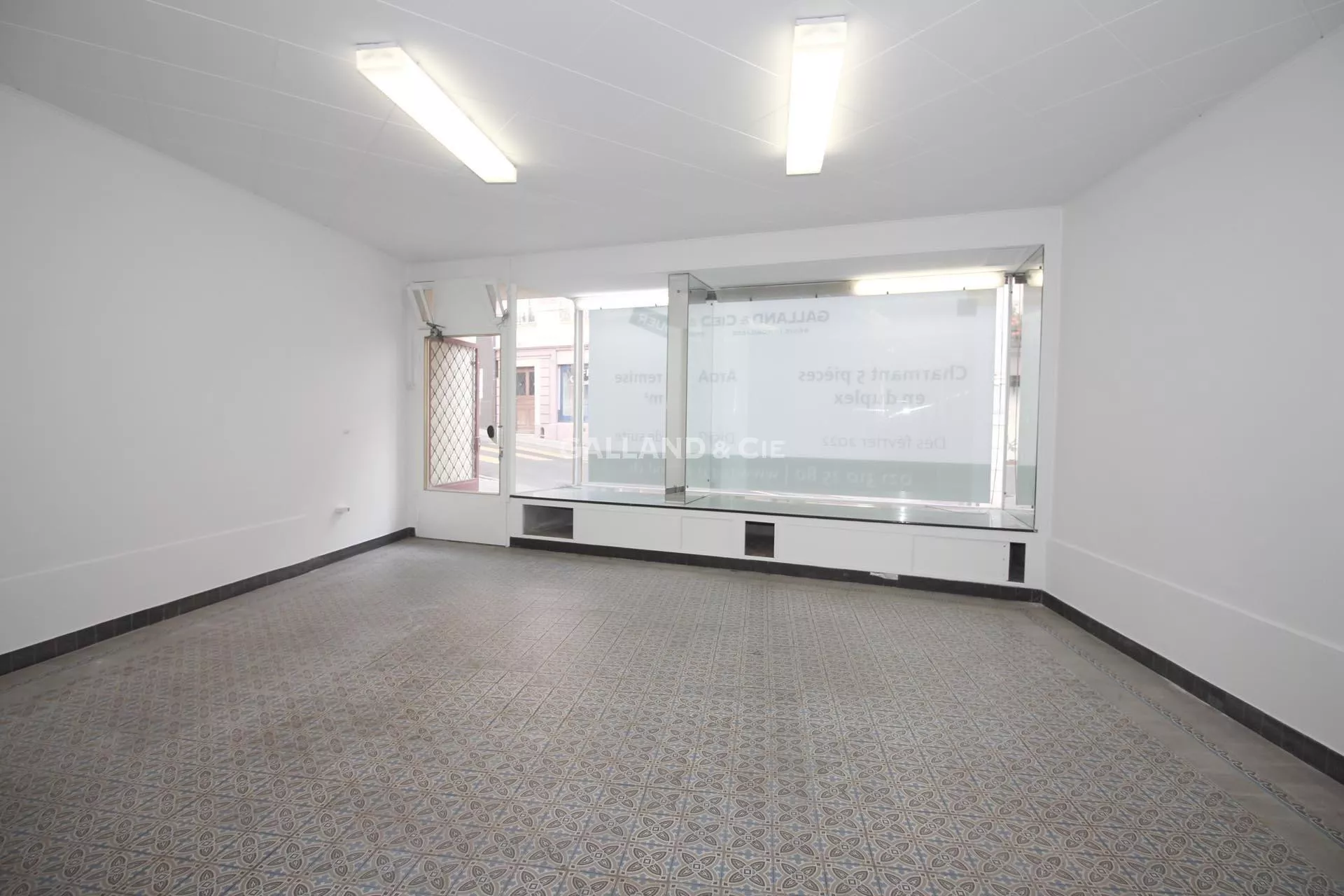 Commerce d'environ 77 m2 avec vitrine au coeur d'Orbe : Photo 2