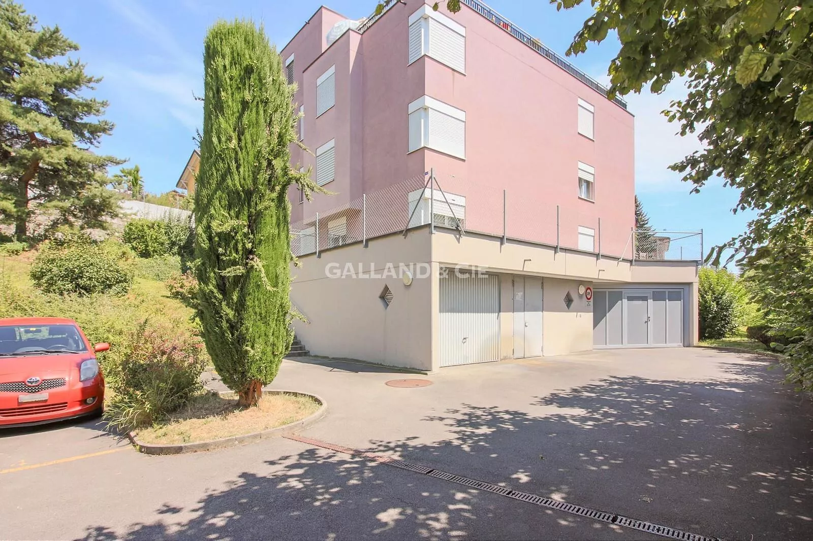 Place de parc extérieure pour moto : Photo 1