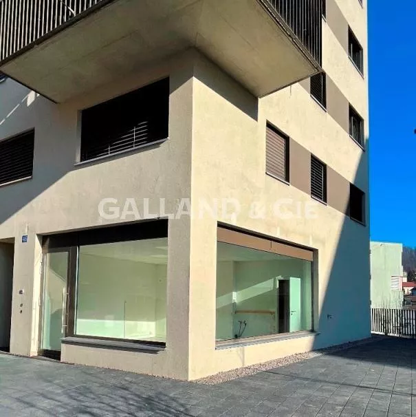 Belle surface commerciale avec vitrine et terrasse : Photo 1