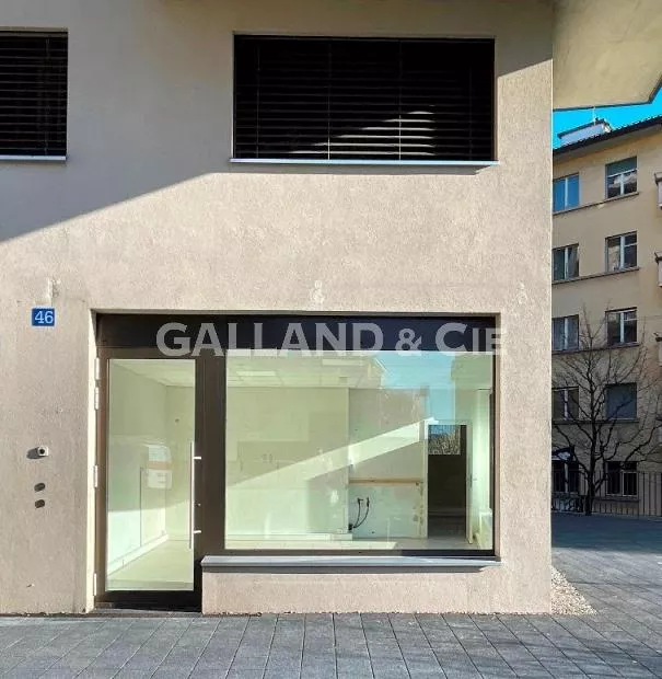 Belle surface commerciale avec vitrine et terrasse : Photo 2
