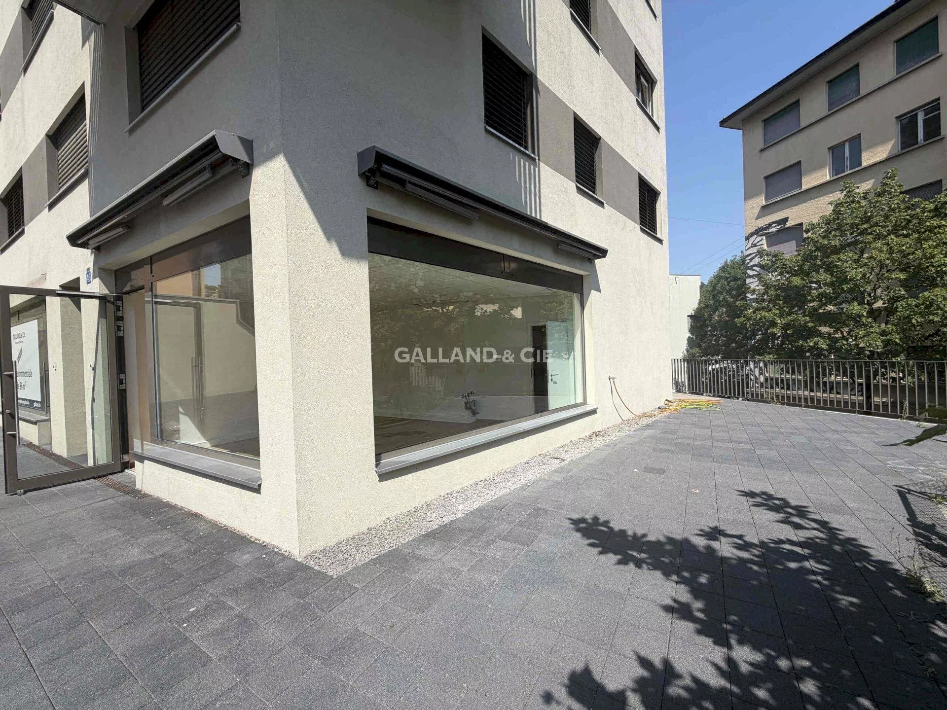 Belle surface commerciale avec vitrine et terrasse : Photo 1