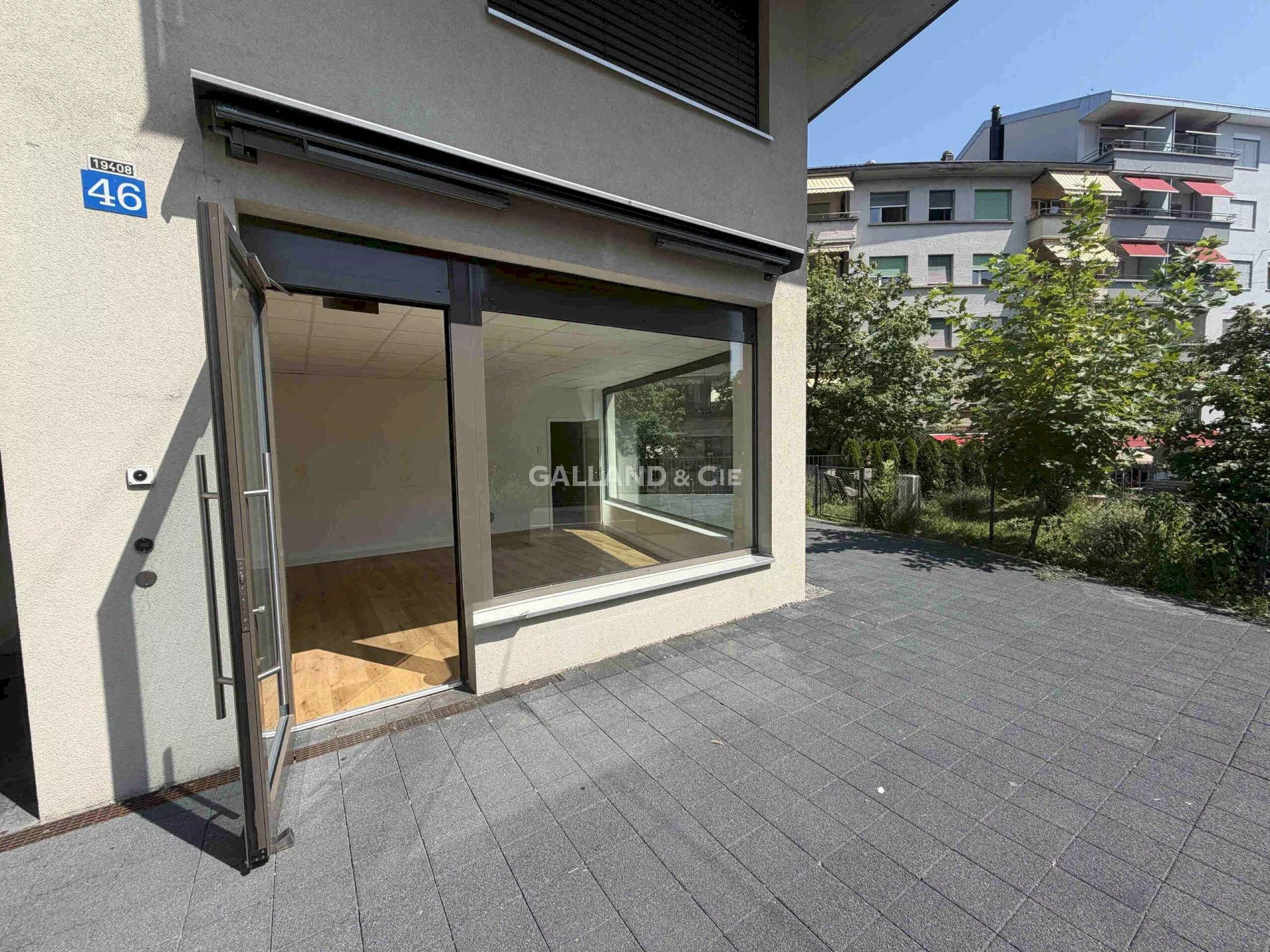 Belle surface commerciale avec vitrine et terrasse : Photo 2