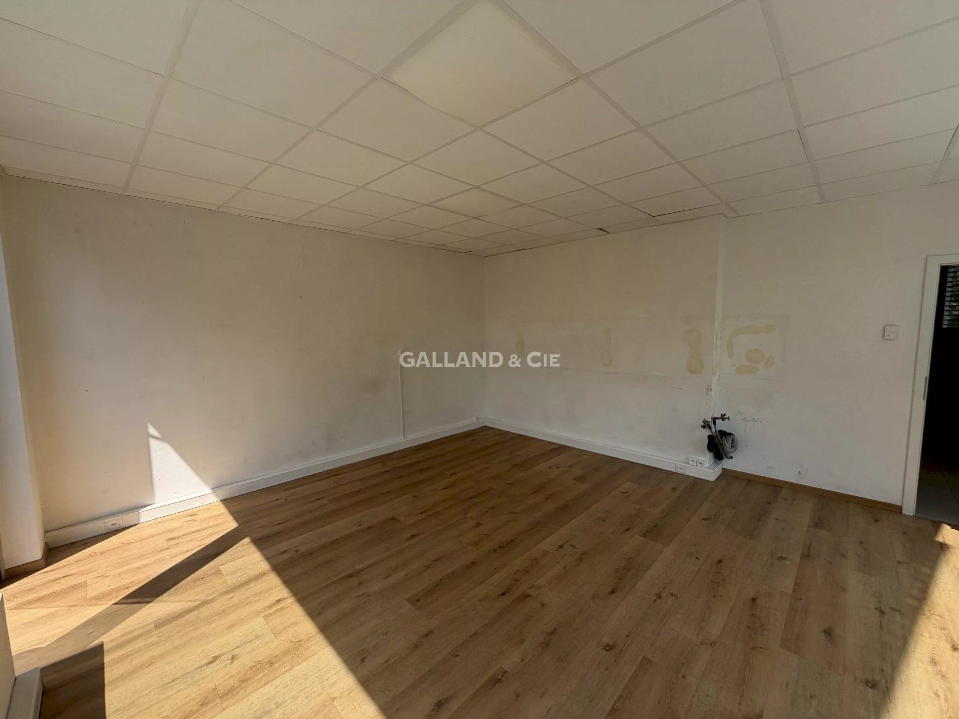 Belle surface commerciale avec vitrine et terrasse : Photo 4