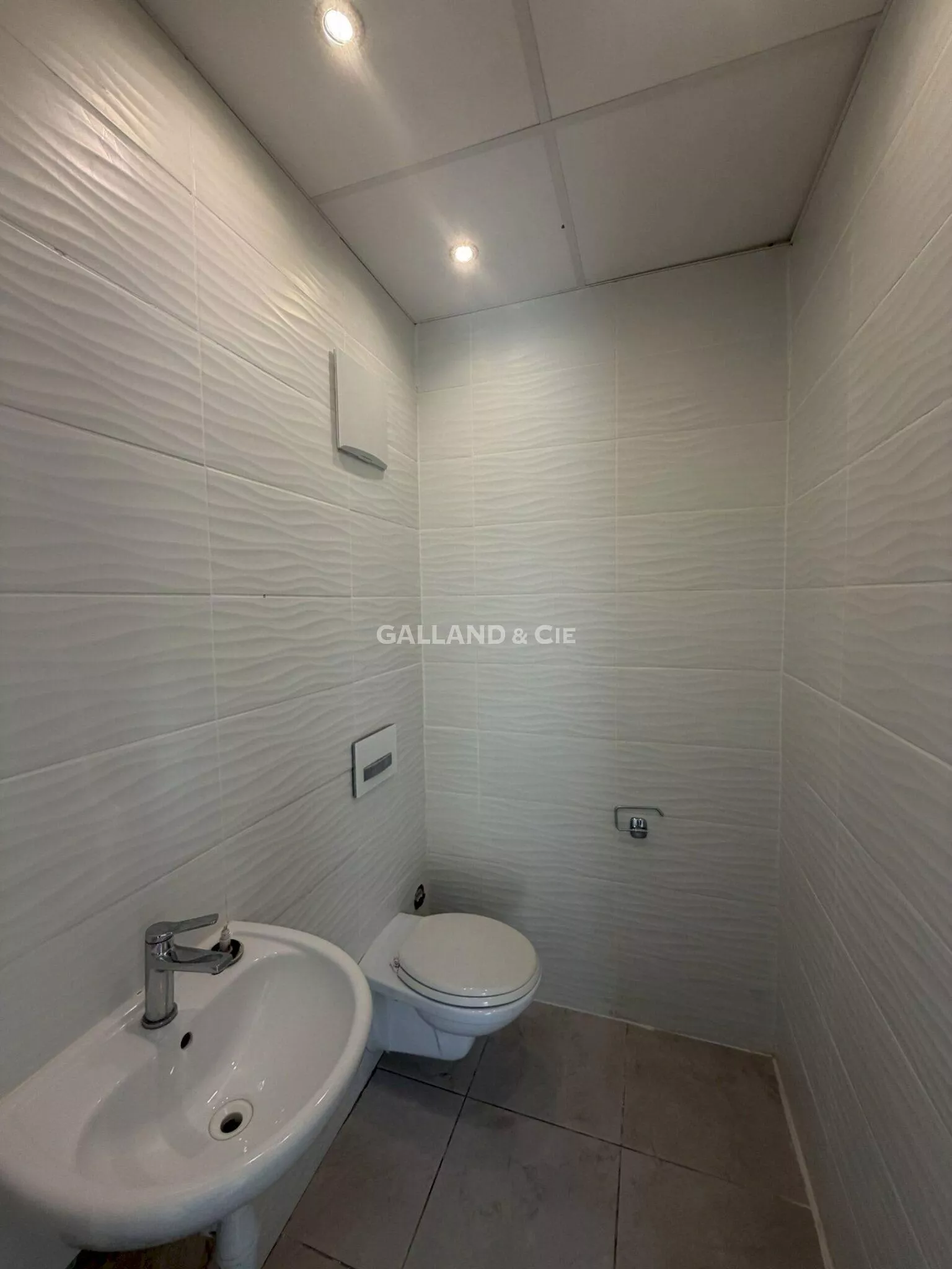 Belle surface commerciale avec vitrine et terrasse : Photo 5