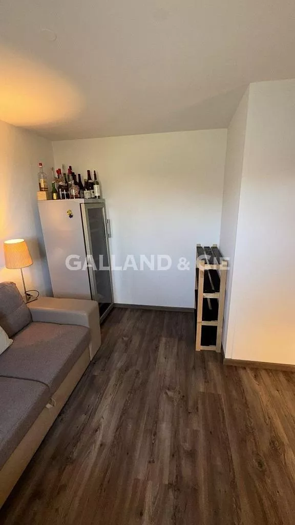 Appartement de 2 pièces avec jardin : Photo 3