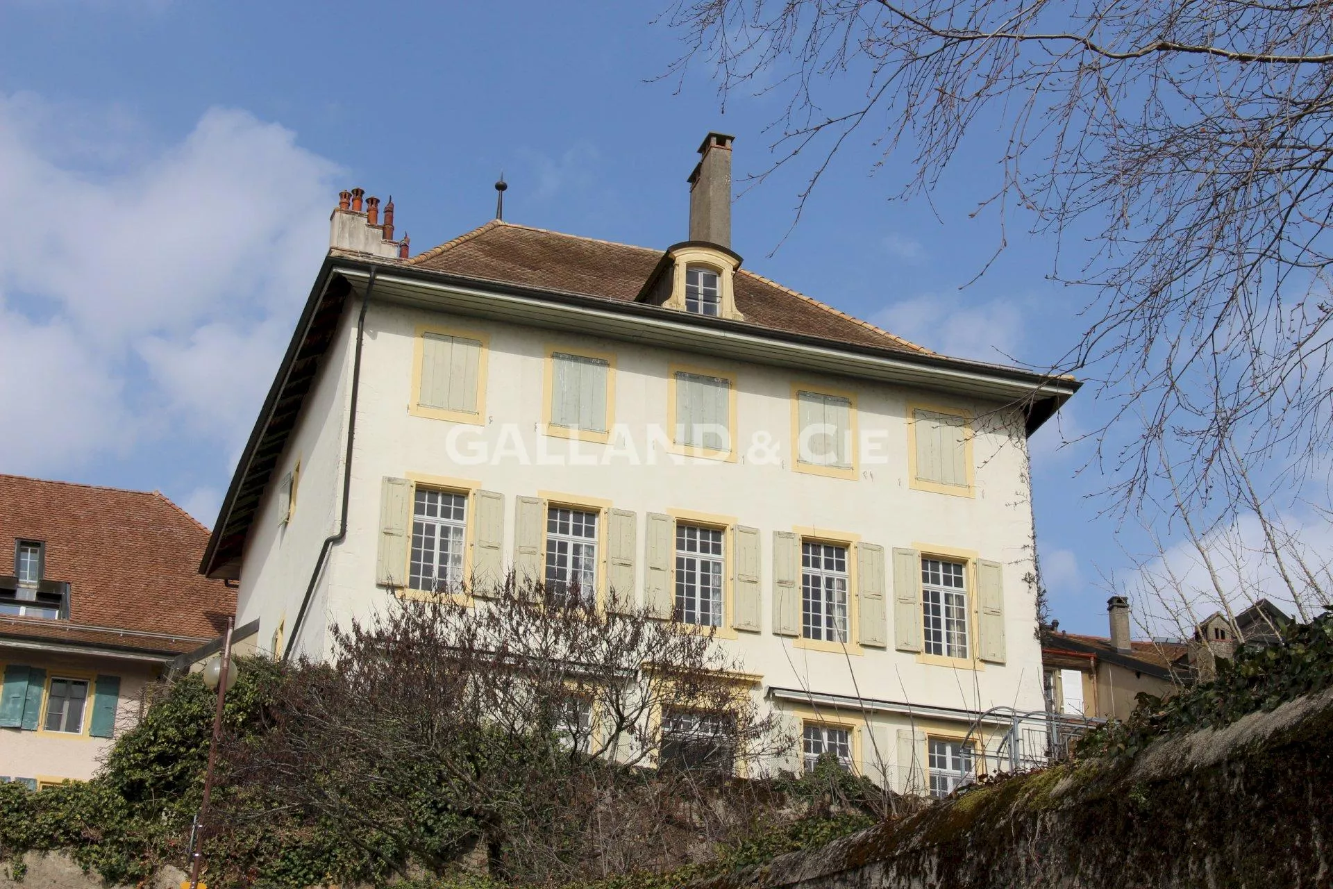 Maison de ville de 18 pièces à rénover : Photo 1