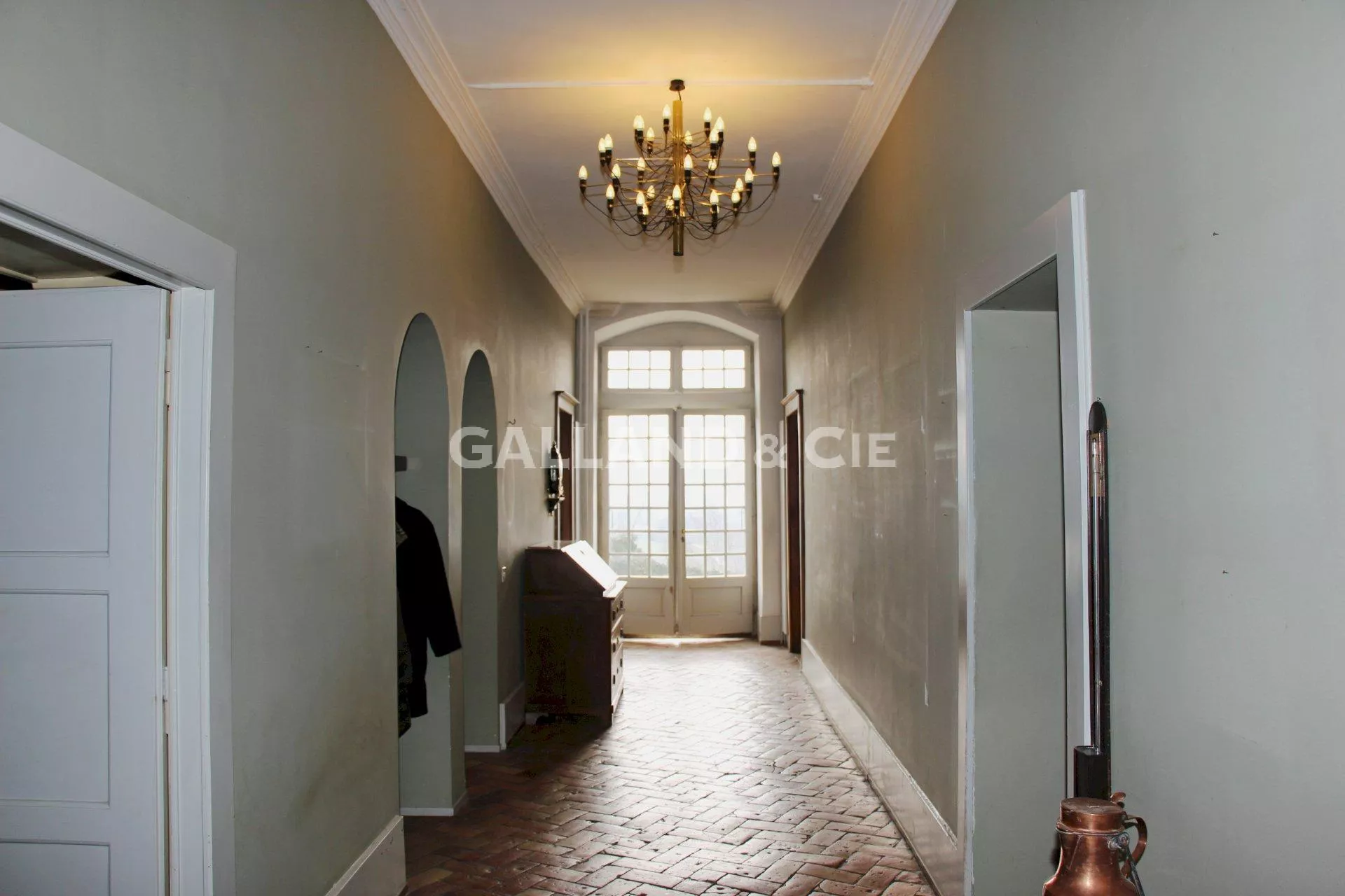 Maison de ville de 18 pièces à rénover : Photo 4