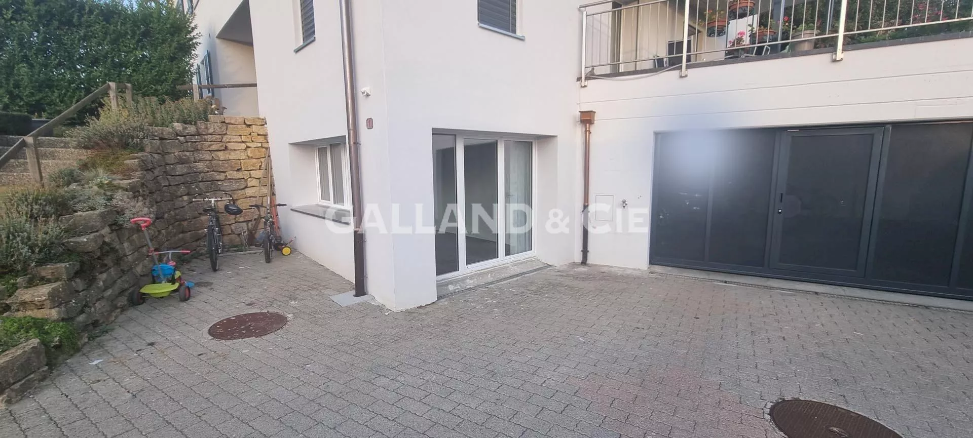 Grand local / atelier de 43 m2 au rez-de-chaussée : Photo 2