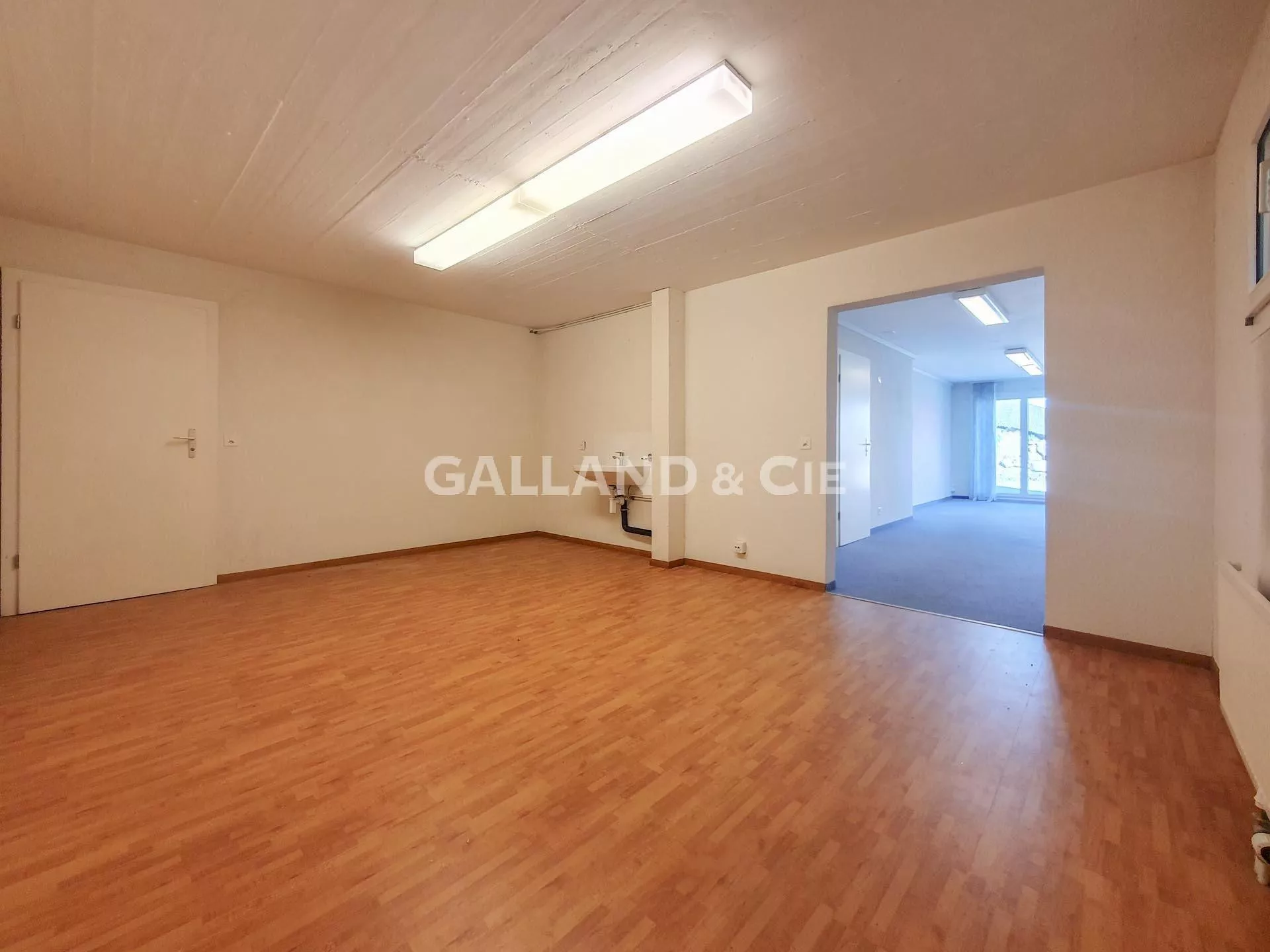 Grand local / atelier de 43 m2 au rez-de-chaussée : Photo 3