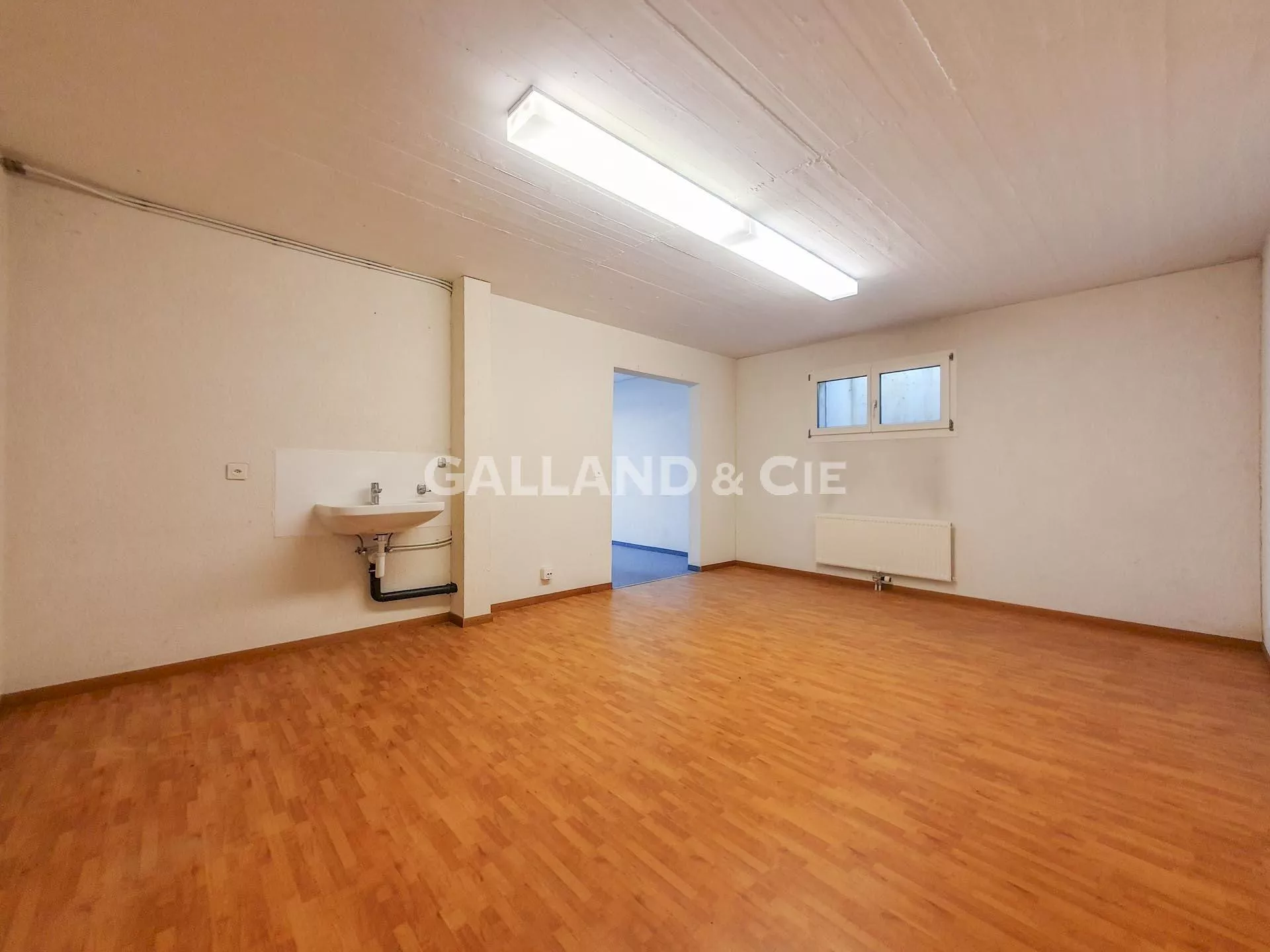 Grand local / atelier de 43 m2 au rez-de-chaussée : Photo 4