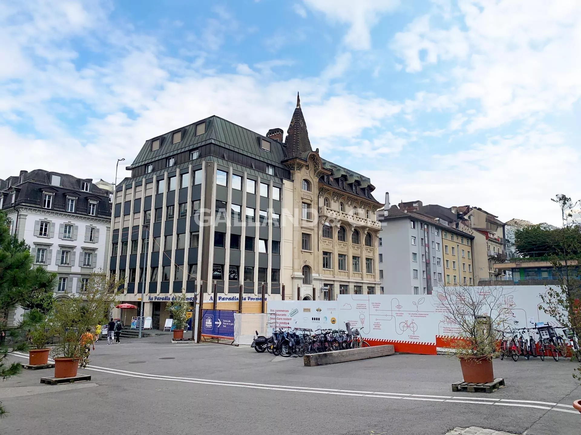 Locaux commerciaux au rez et dépôt au 2ème sous-sol : Photo 1