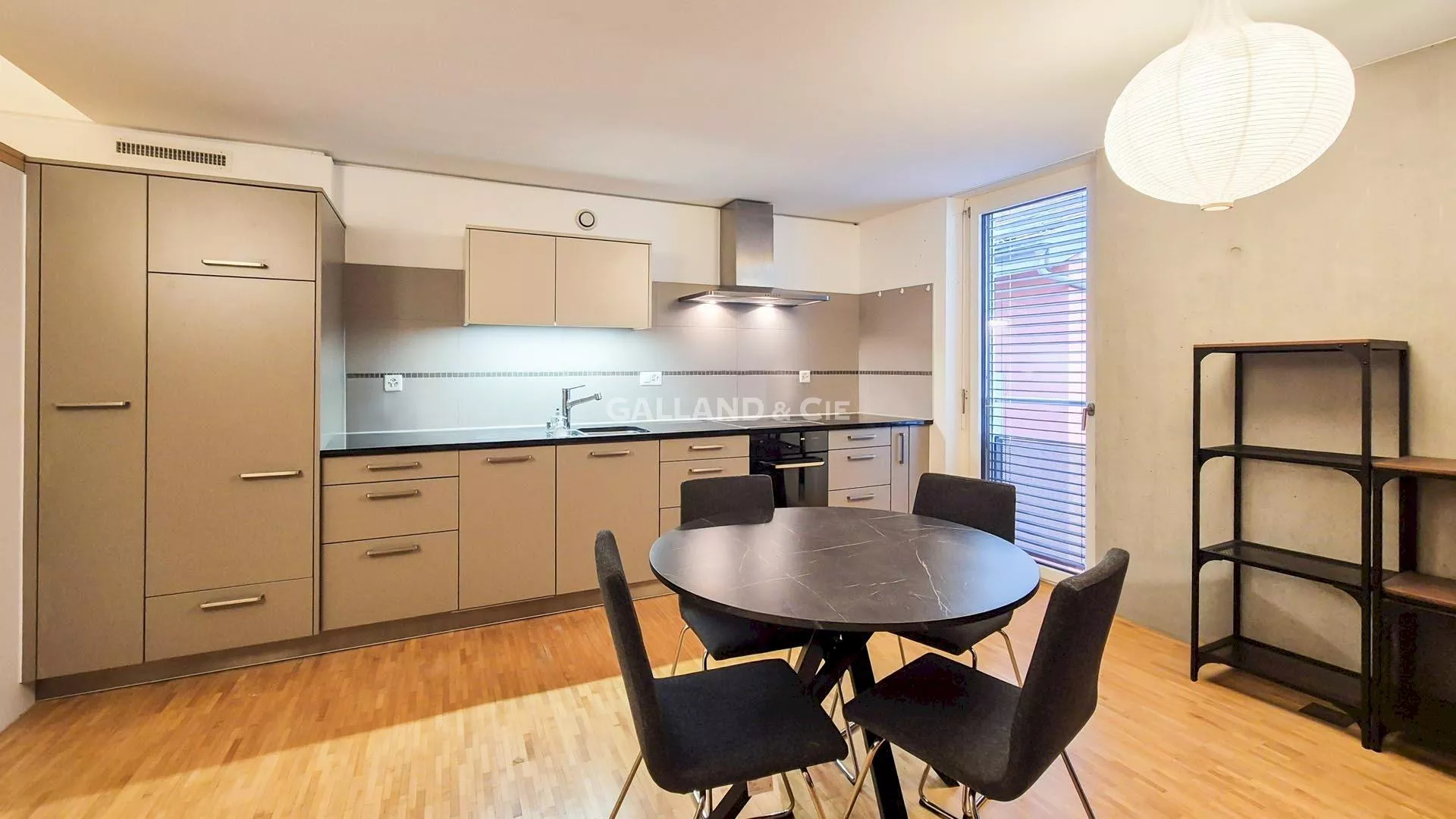 Splendide appartement de 2.5 pièces en duplex avec balcons : Photo 2