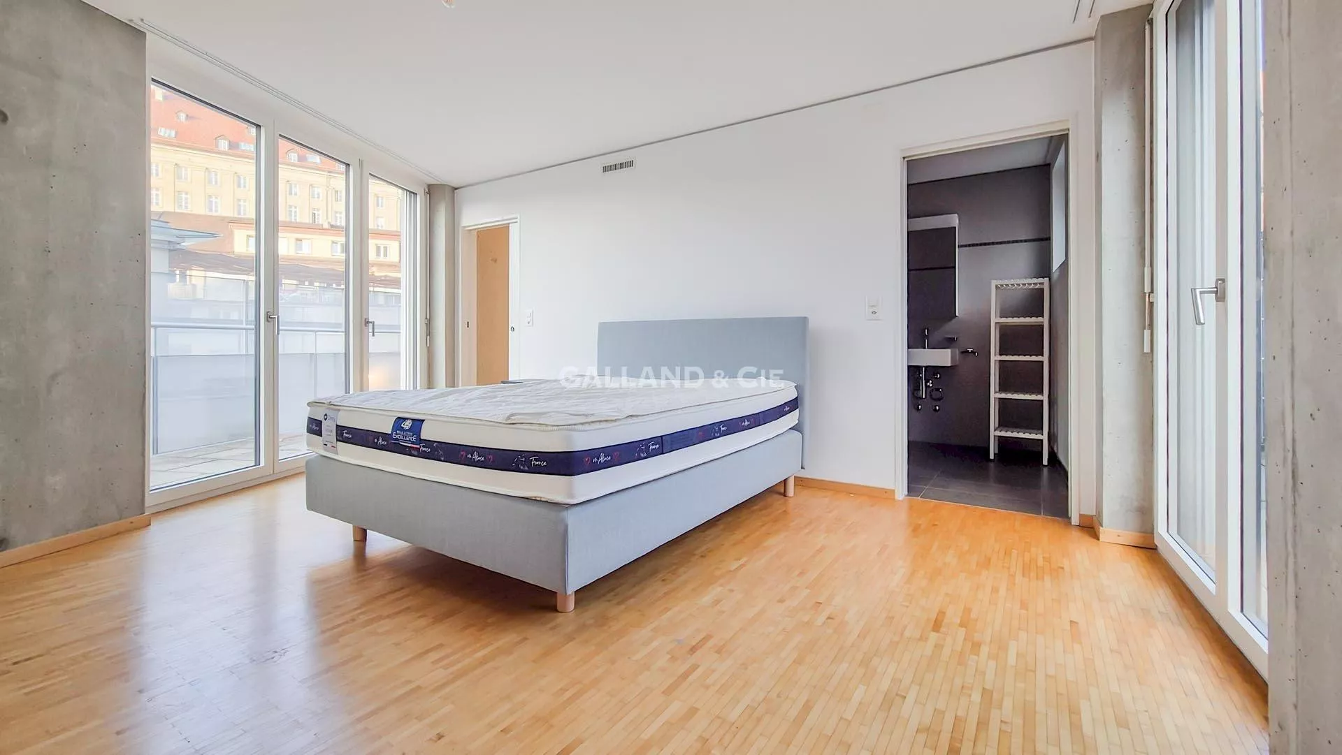 Splendide appartement de 2.5 pièces en duplex avec balcons : Photo 3