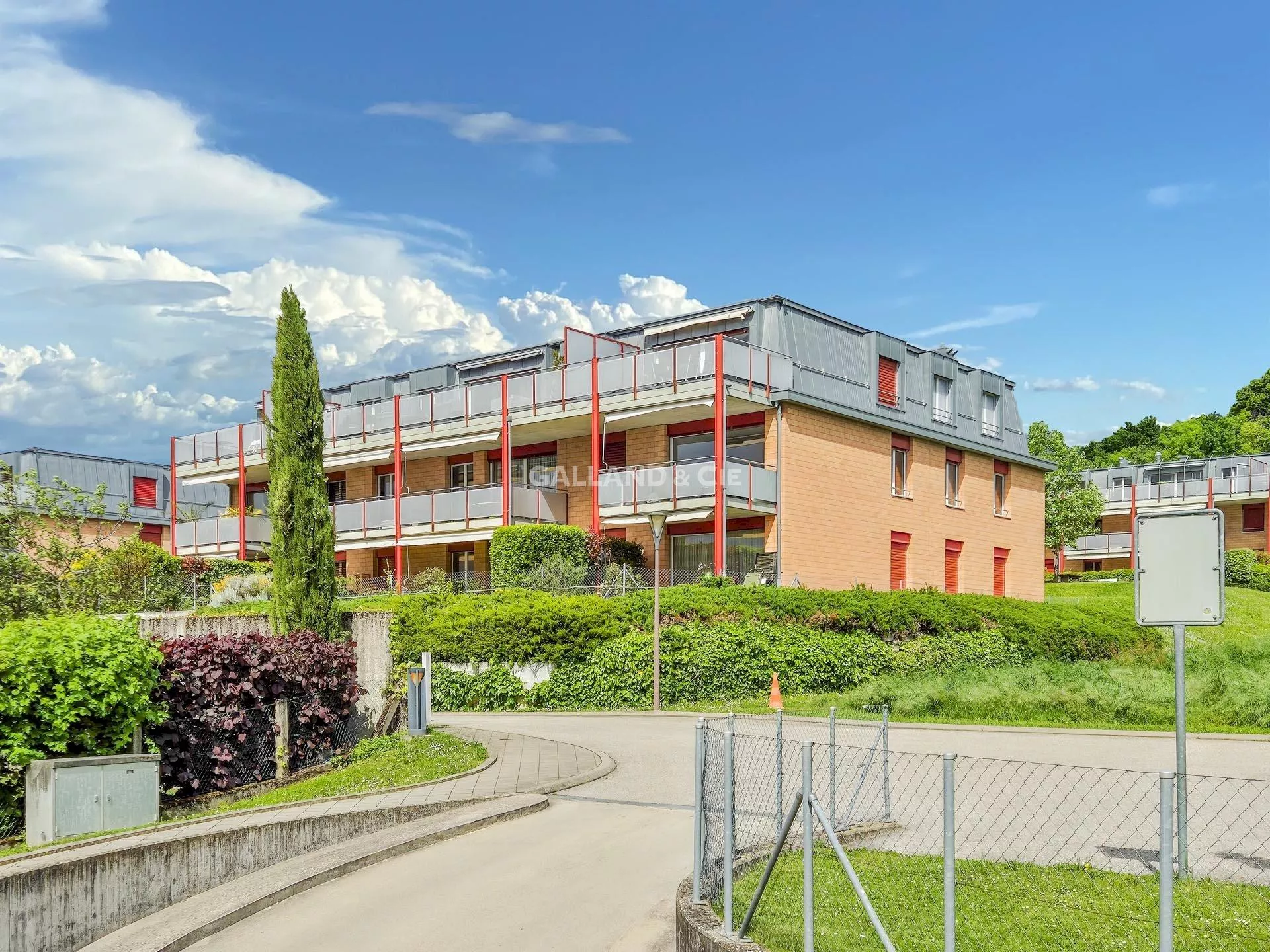 Appartement de 4,5 pièces au 1er étage avec balcon.  Place de parc disponible pour CHF 150.00.- par mois. : Photo 1