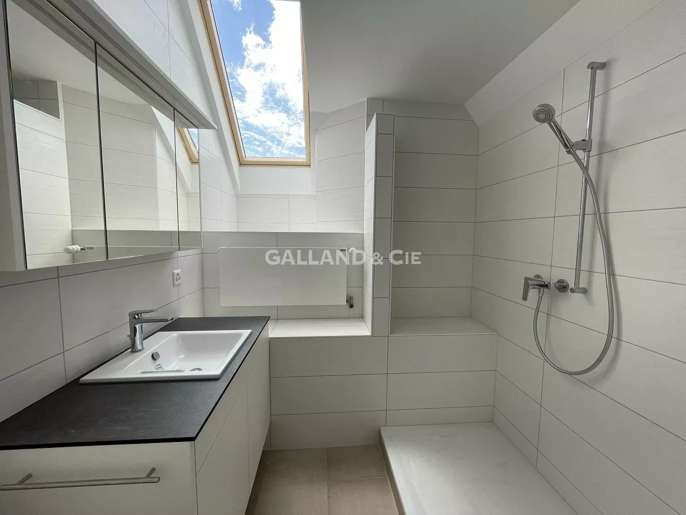 Un appartement de 3.5 pièces en duplex avec une grande terrasse : Photo 5