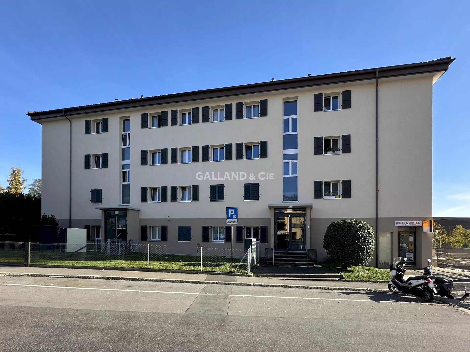 Immeuble de 19 logements et 1 commerce : Photo 1