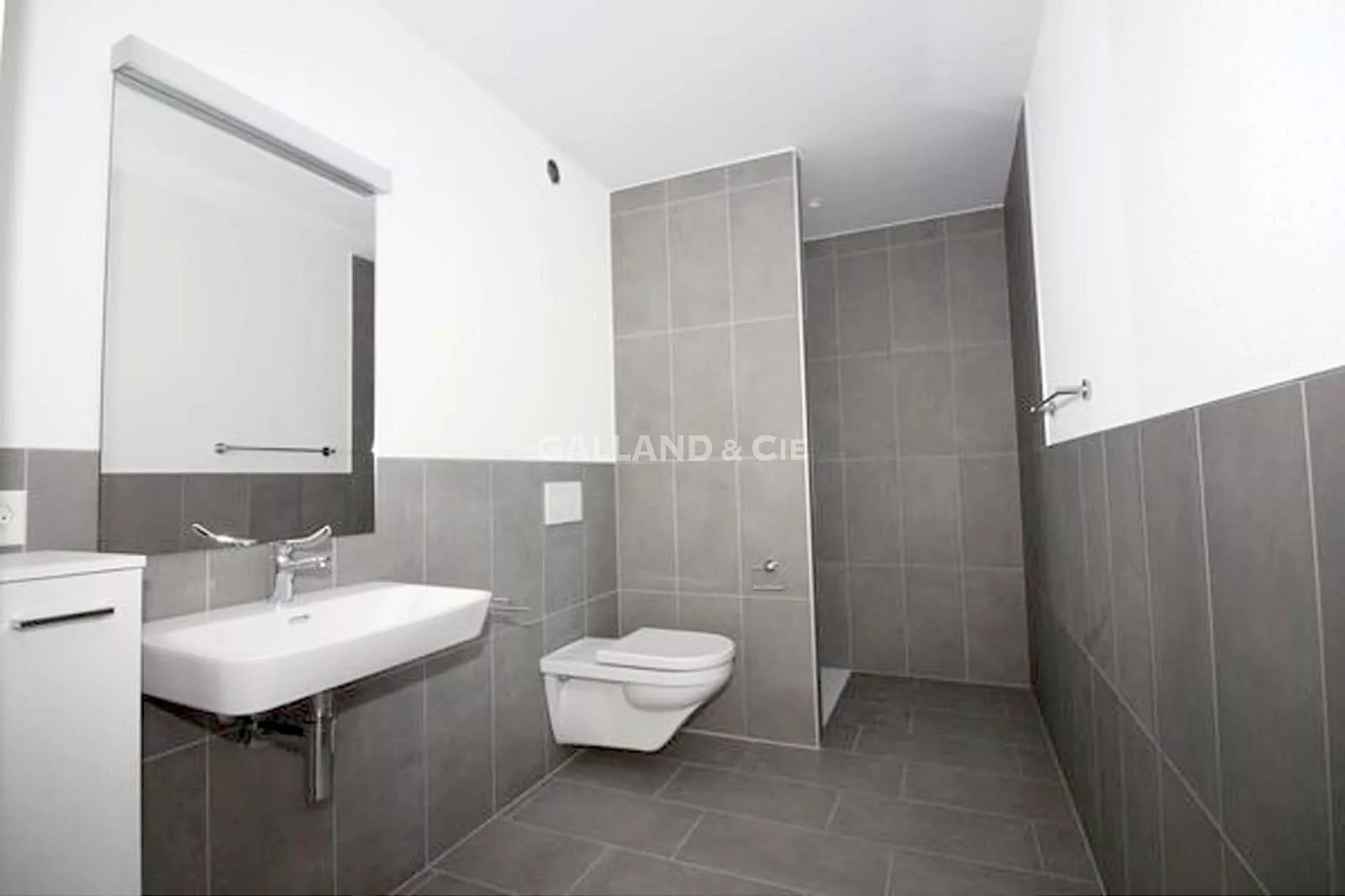 Bel appartement de 2,5 pièces au 2ème étage avec balcon ! : Photo 3