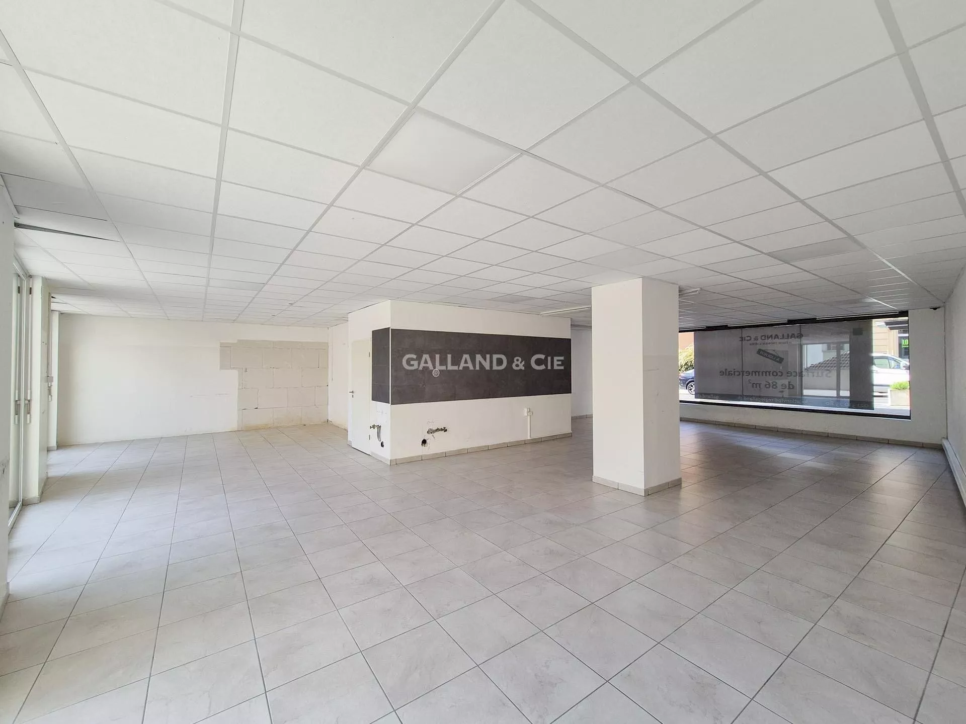 Local Commercial spacieux avec bonne visibilité et une grande terrasse : Photo 3