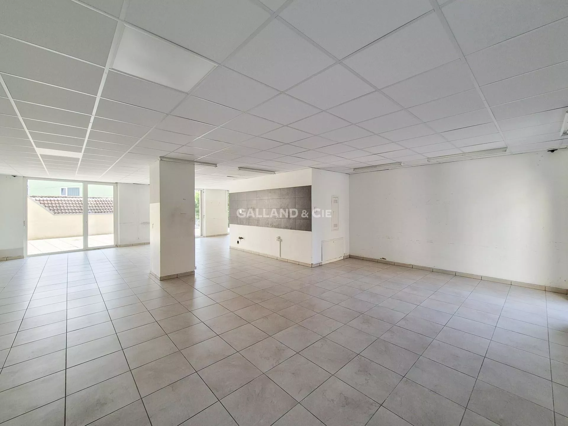 Local Commercial spacieux avec bonne visibilité et une grande terrasse : Photo 2