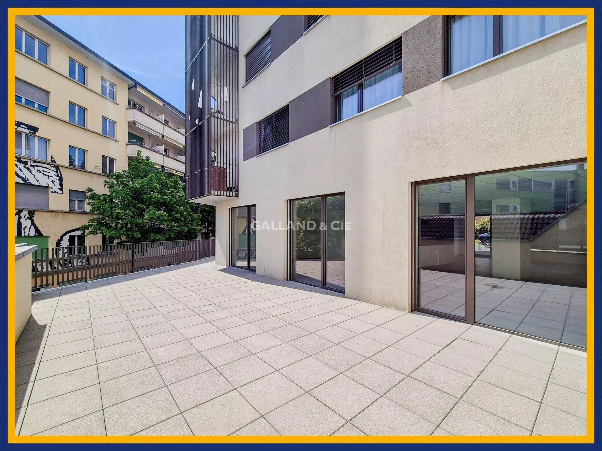 Local Commercial spacieux avec bonne visibilité et une grande terrasse : Photo 1