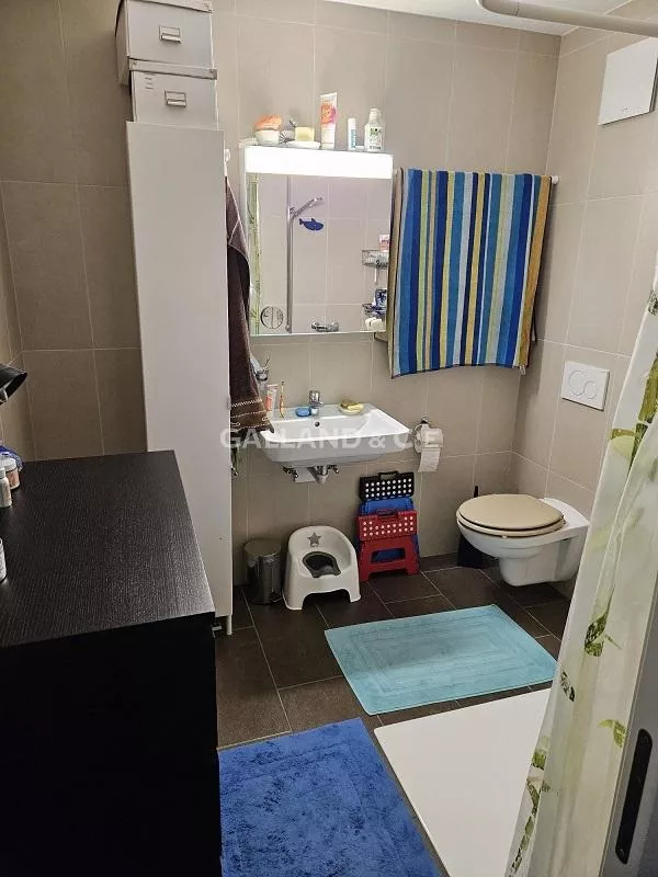 Appartement de 3.5 pièces au rez avec une terrasse : Photo 1