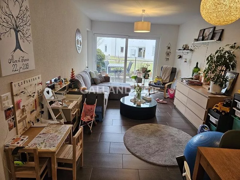 Appartement de 3.5 pièces au rez avec une terrasse : Photo 2