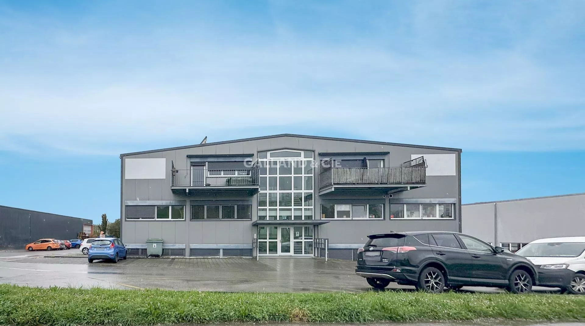 Immeuble mixte (artisanat, bureaux, logements et restaurant) : Photo 1