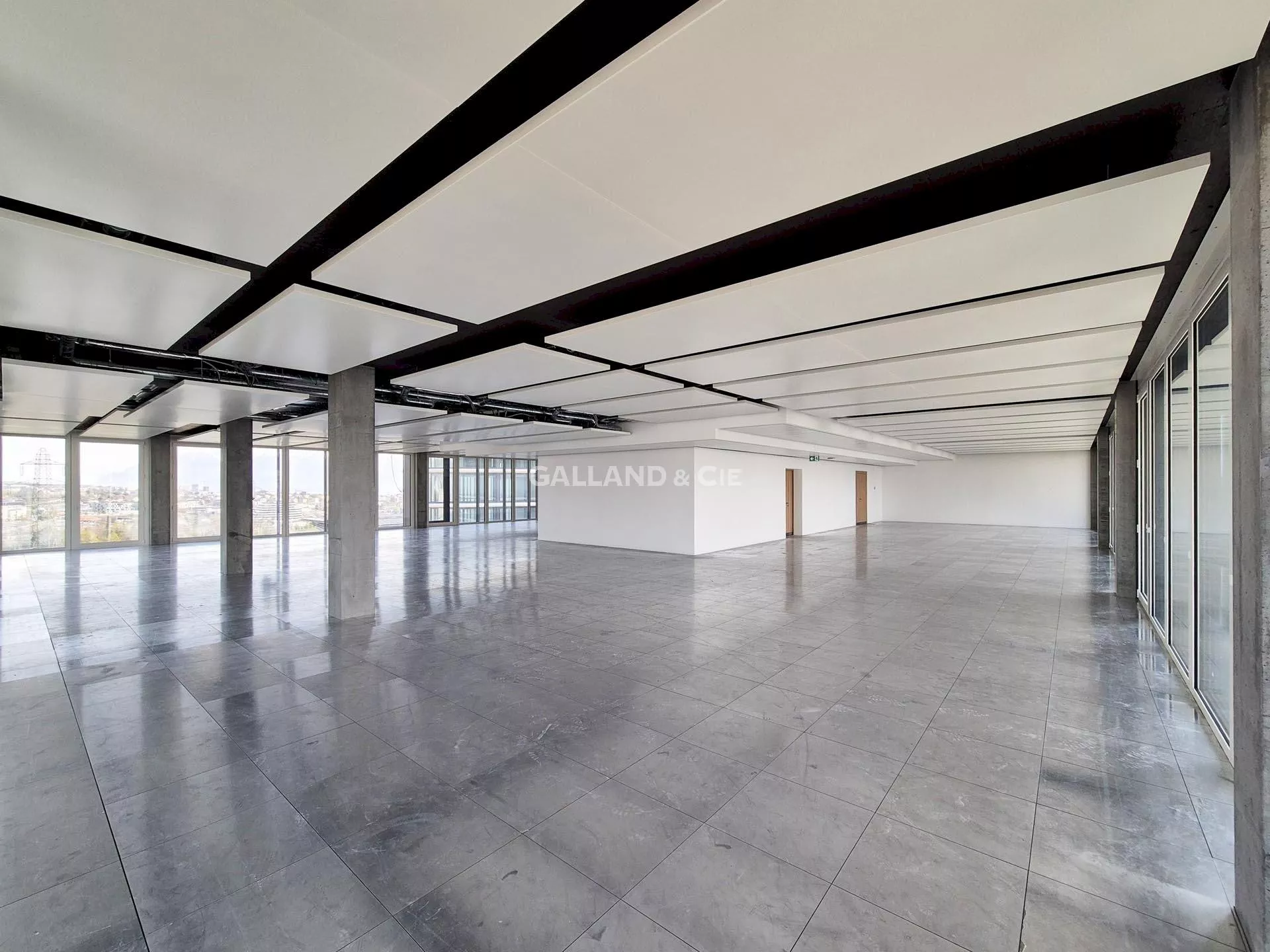 Plateau de 476m2 au 5ème étage, bureaux entièrement vitrés avec une magnifique vue : Photo 1
