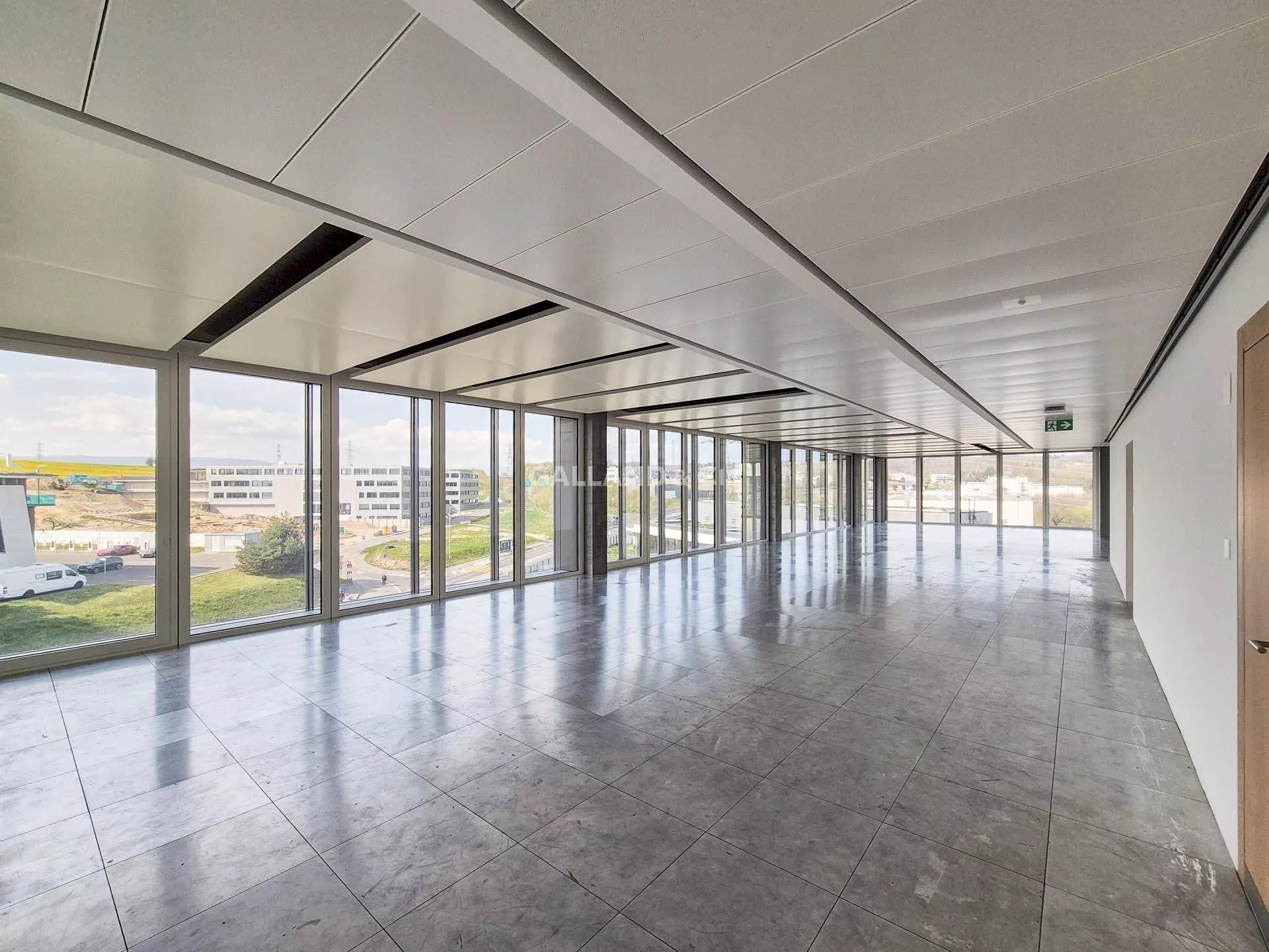 Plateau de 476m2 au 5ème étage, bureaux entièrement vitrés avec une magnifique vue : Photo 3