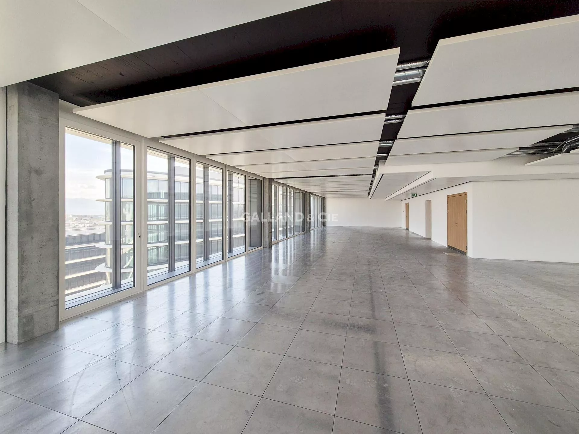 Plateau de 476m2 au 5ème étage, bureaux entièrement vitrés avec une magnifique vue : Photo 4
