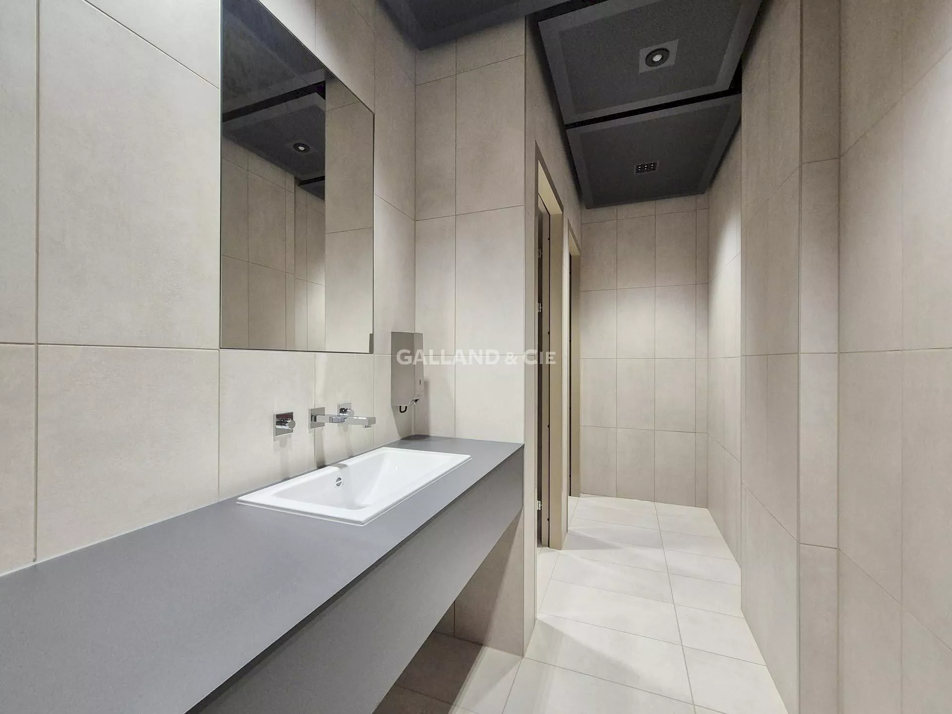 Plateau de 476m2 au 5ème étage, bureaux entièrement vitrés avec une magnifique vue : Photo 5