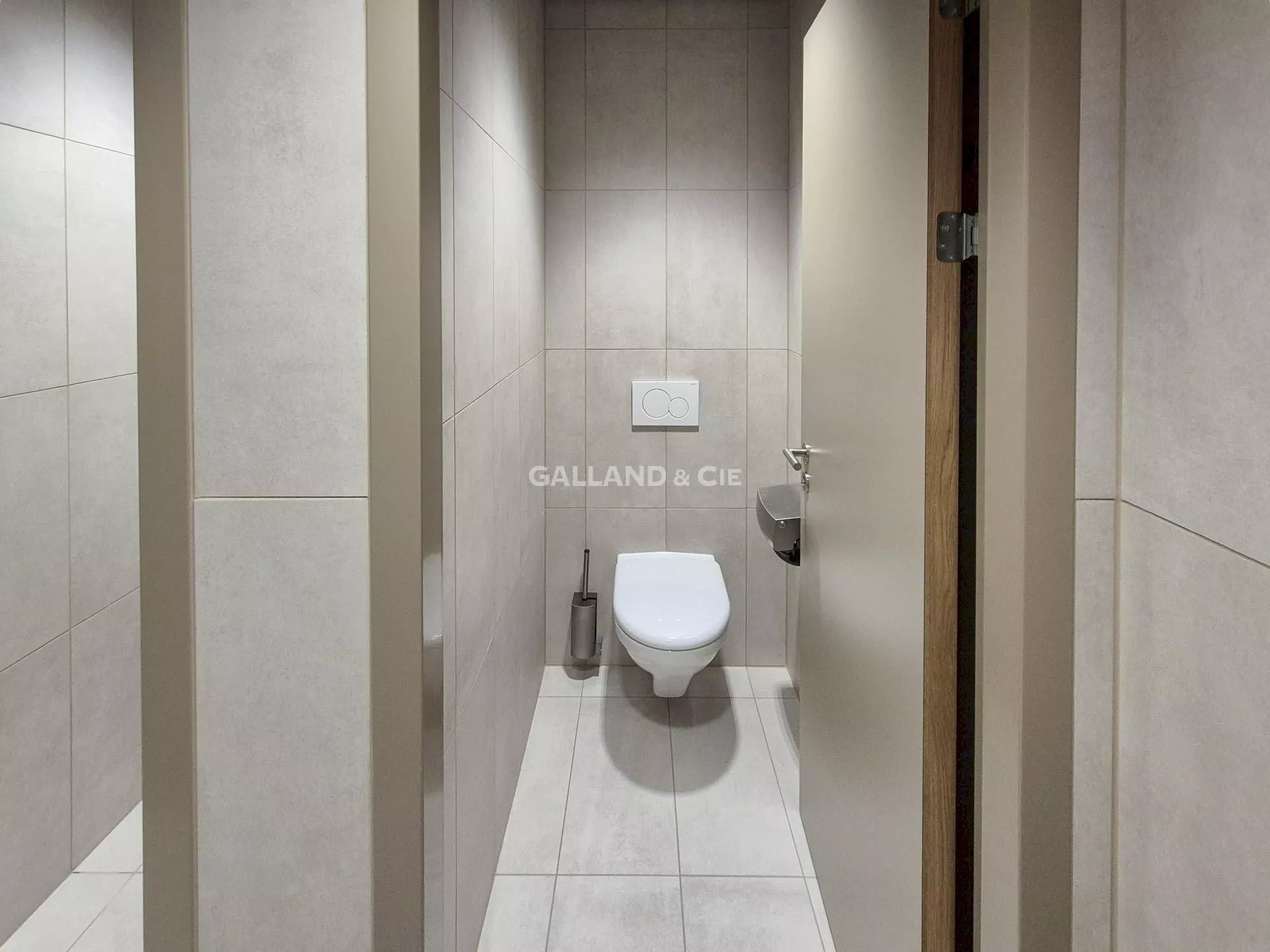 Plateau de 476m2 au 5ème étage, bureaux entièrement vitrés avec une magnifique vue : Photo 6