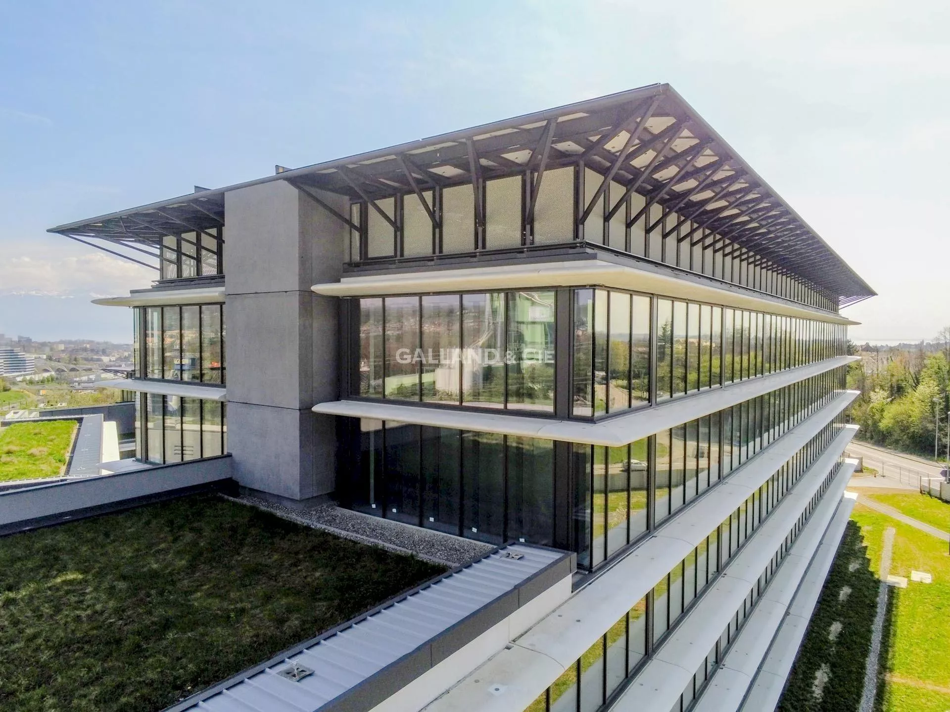 Plateau de 476m2 au 5ème étage, bureaux entièrement vitrés avec une magnifique vue : Photo 8