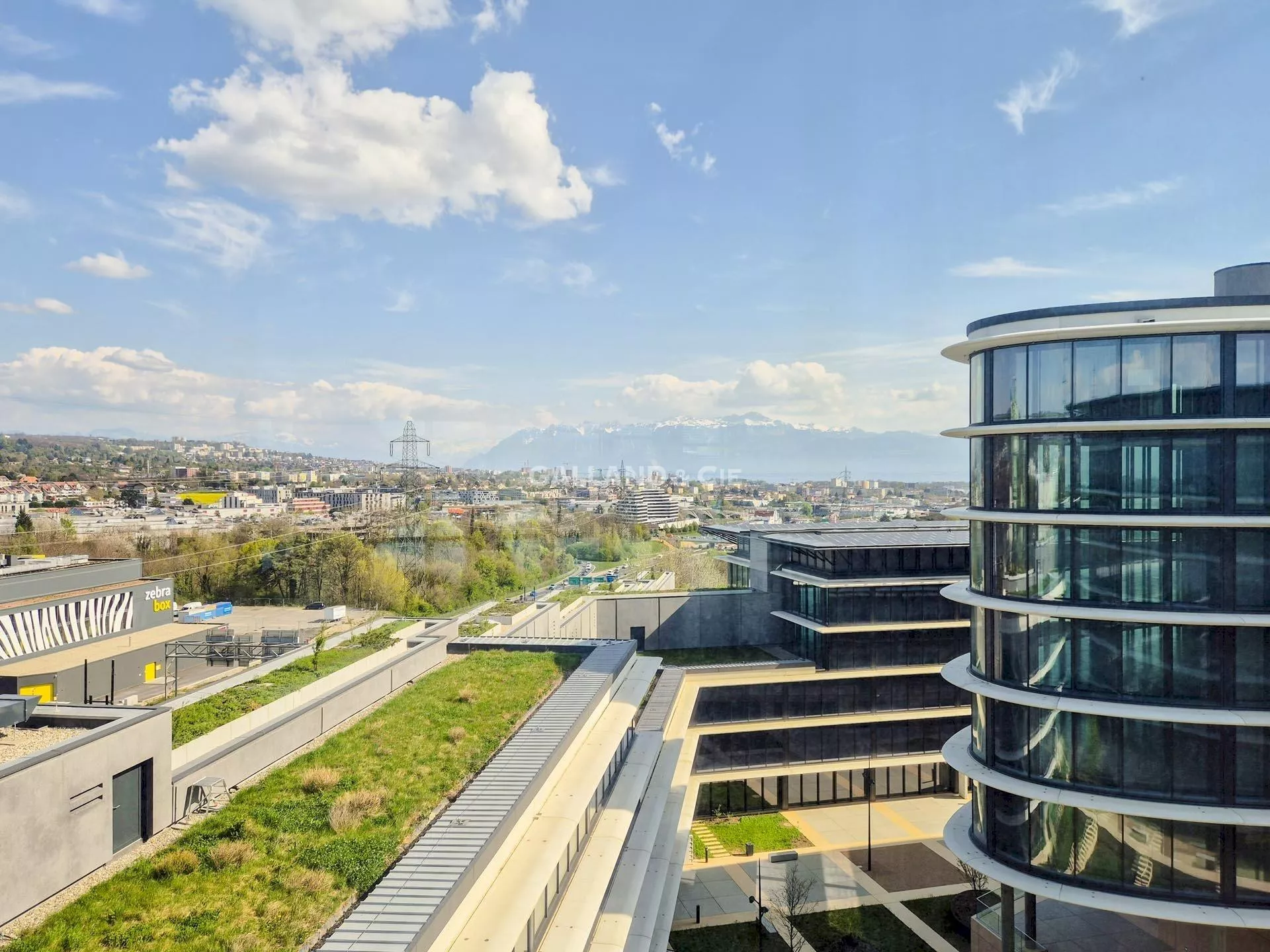 Plateau de 476m2 au 5ème étage, bureaux entièrement vitrés avec une magnifique vue : Photo 9
