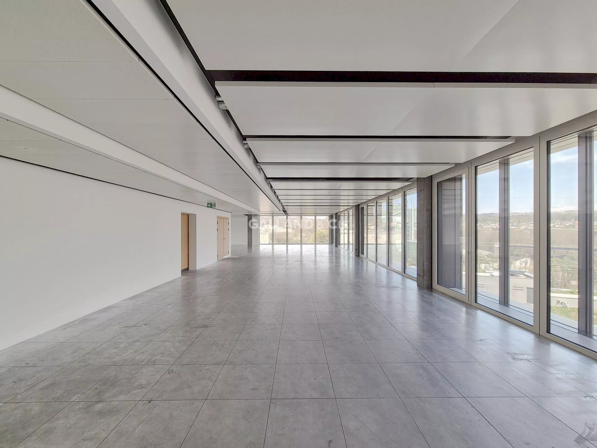 Plateau de 476m2 au 5ème étage, bureaux entièrement vitrés avec une magnifique vue : Photo 2