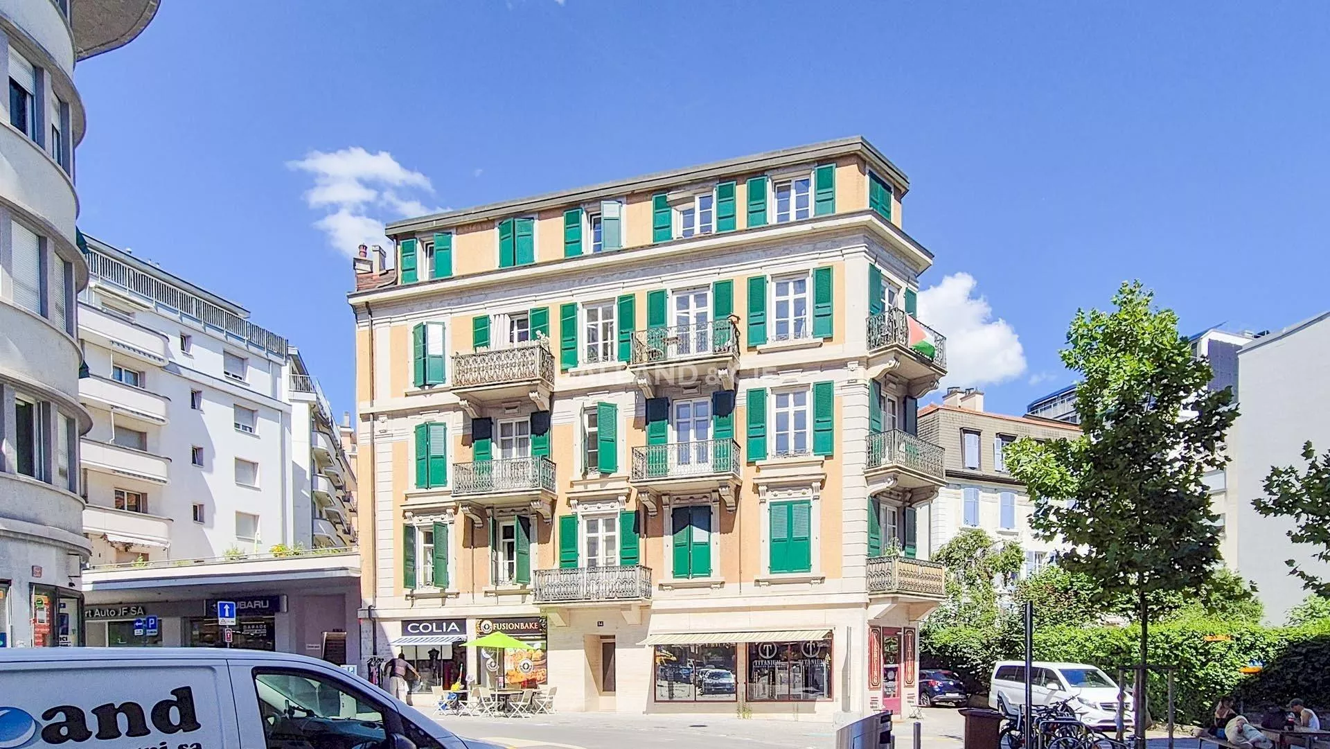 Charmant appartement de 5 pièces avec balcons dans un immeuble de caractère : Photo 2