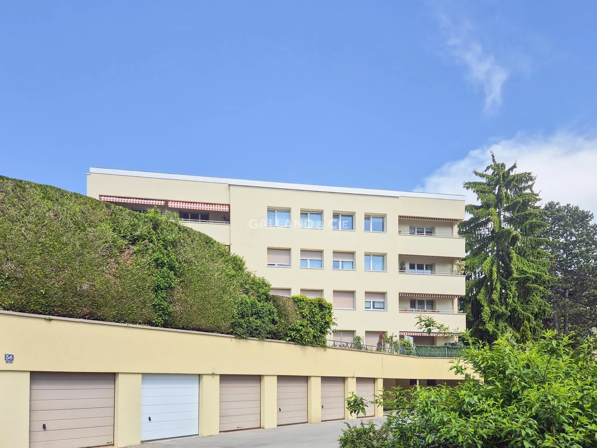 Appartement de 4 pièces au 1er étage avec balcon : Photo 2