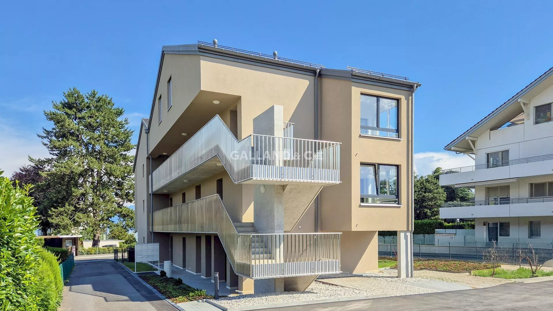 Places de parc extérieures : Photo 2